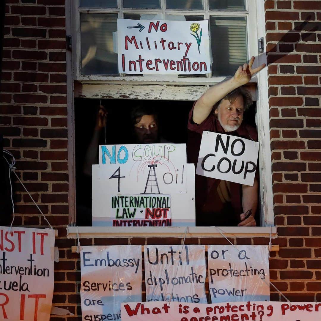 NBC Newsさんのインスタグラム写真 - (NBC NewsInstagram)「DEVELOPING: U.S. State Dept. says #Venezuela’s opposition government has requested assistance in clearing the Venezuelan embassy in Washington, DC, of “unauthorized occupants;" U.S. recognizes opposition government as having authority over the embassy. . 📷 Eric Baradat / @afpphoto 📷 @carlosabarria / @reuters」5月14日 11時03分 - nbcnews