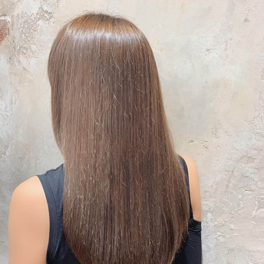 唯可（yuika）さんのインスタグラム写真 - (唯可（yuika）Instagram)「髪の毛を気持ち暗めにしました🖤 絶妙なアッシュ具合がいつも好き @miwa0119 さんいつもありがとう🥺✨ * 肩あきトップスは @beep_ss」5月14日 11時10分 - yu.i.k.a