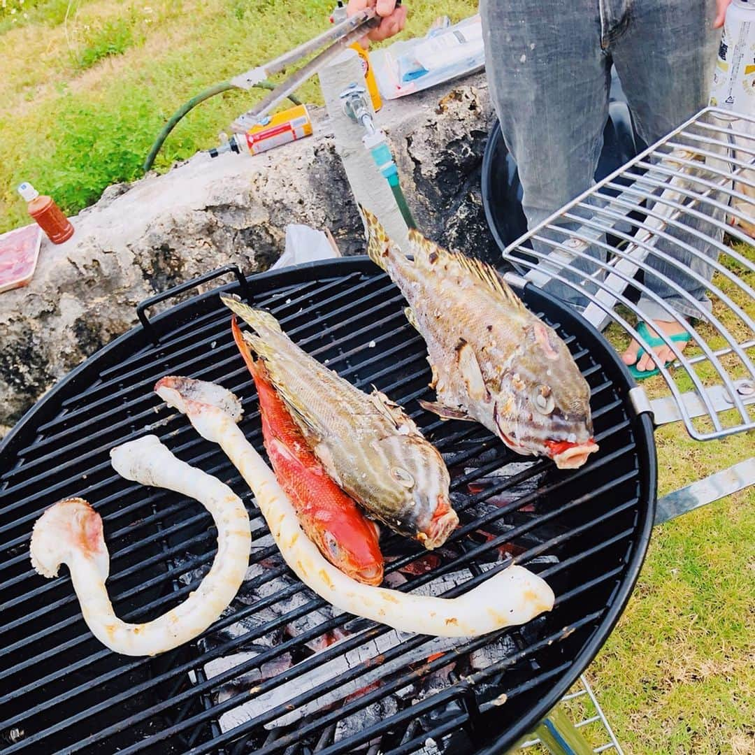 スザンヌさんのインスタグラム写真 - (スザンヌInstagram)「移動中、寝なかったら振り返っちゃうよ👀﻿ ﻿ ﻿ 与論最後の夜は﻿﻿ 夕陽を眺めながら☀️﻿﻿ 素敵な素敵なお宅で﻿﻿ （実は2回目）﻿﻿ BBQ🍖🍻🍠🐠🥩🐡🦐﻿﻿ ﻿﻿ その場でさばいてくれた﻿﻿ お魚を焼いてもらったり﻿﻿ お刺身でいただいたり、﻿﻿ お肉もお野菜も海老もおにぎりも﻿﻿ すべてほんっとに美味しくて﻿﻿ 贅沢だったぁ❤︎﻿﻿ ﻿﻿ そのまま外で、﻿﻿ 生演奏。三線弾いてくれたり﻿﻿ 生歌聞かせてもらったり、﻿﻿ ずっとずっと続けばいいのにってくらい幸せなおもてなししてもらいました😭🙏﻿（ここで妹突然の号泣により島のみんなを驚かせる。詳しくはストーリーを。）﻿ ﻿﻿ ほんと、﻿﻿ わたしたちにこんな優しくしてくれたから、﻿﻿ わたしたちも優しさを繋げていきたいなぁと心から思いました❤︎﻿﻿ ﻿﻿ ﻿﻿ ﻿﻿ そして、今回泊まったのは﻿﻿ #与論島ビレッジ さん🏠﻿﻿ @yoronvillage ﻿﻿ ﻿﻿ お部屋も広くておしゃれだし﻿﻿ @withmago ﻿﻿ ﻿﻿ なによりスタッフさんがみんな気持ちいい接客と距離感で﻿﻿ 最高だし🌈﻿﻿ ﻿﻿ あとあとあと、﻿﻿ 朝ごはんが毎日ほんとーっっに﻿﻿ 美味しすぎました！！﻿﻿ パンの日もご飯の日も😊﻿﻿ 毎日おかわりしたよ🤤❤️﻿﻿ ﻿﻿ ランチで#鶏飯 を食べ損ねたのが心残りだから次回は必ず食べる！﻿﻿ ﻿﻿ ランチだけも行けるみたいだからみんなも行ってみてね🙆‍♀️﻿﻿ ﻿﻿ ﻿﻿ #与論島﻿﻿ #yoron ﻿﻿ #スザ旅﻿﻿ #思い出pic」5月14日 11時10分 - suzanneeee1028