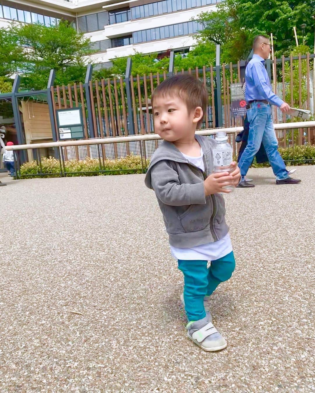 桜井未来さんのインスタグラム写真 - (桜井未来Instagram)「息子は寝起きでお弁当タイム🍙☀️（笑） お外で食べるご飯は美味しいね😊💓 焼鮭をほぐして作った、鮭おにぎり を２つも食べたよ😂👍 ・ ・ #お弁当 #料理 #お家ご飯 #bento #cooking #クッキング #クッキングラム #動物園 #上野 #上野動物園 #パンダ #zoo #ママ #男の子ママ #子育て #成長記録 #baby #ママ友募集 #赤ちゃんのいる生活 #ママサークル #ママイベント #ママ会 #都内ママ #ベビスタグラム #mamagirl #ベビフル #コドモダカラ #コドモノ #ママリ#親バカ部」5月14日 11時16分 - miki.sakurai0214