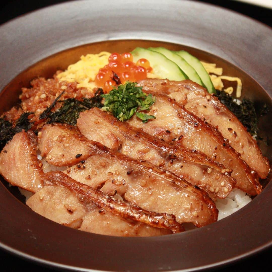 hotel nikko kanazawa ホテル日航金沢さんのインスタグラム写真 - (hotel nikko kanazawa ホテル日航金沢Instagram)「． ． 人気の のどぐろを味わう♪『のどぐろ炙り焼き丼』 ． ． 6階日本料理「弁慶」でご提供しております、『のどぐろ炙り焼き丼』をご案内いたします！ ． 「金沢へ行ったらのどぐろを食べる！」と決めているお客様もいらっしゃるのではないでしょうか。 そんな人気ののどぐろをただいま炙り焼きにして丼にてご提供いたしております。 ． のどぐろ特有の脂の旨みをお楽しみくださいませ♪ ． 【ご提供期間】 好評ご提供中～2019年5月31日(金)まで　11:30～14:00 ． 【料金】お1人様　￥3,500 ． 【ご予約・お問い合わせ】 6階 日本料理「弁慶」まで　TEL.076-234-1111(代) ． ※写真はイメージです。 ． #金沢 #kanazawa #happy #like #instagood #ホテル日航 #日航金沢 #ホテル日航金沢 #hotelnikkokanazawa #弁慶 #Benkay #和食 #washyoku #丼 #のどぐろ #炙り焼き #グルメ #金沢グルメ」5月14日 11時18分 - hotelnikkokanazawa