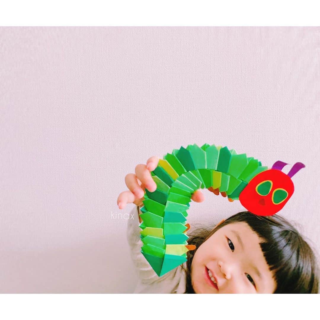 kinaxのインスタグラム：「. good afternoon(๑′ᴗ‵๑)☀in Japan, and good morning, good evening, good night for world friends! . 今日はちょっと肌寒いしどんよりだね☔️ 沖縄の方はもうすぐ梅雨入りかな？ もうジメジメな季節だねぇ🐌 . . 工作モードなこの頃なので 今日は折り紙ではらぺこあおむしを🐛 . . お顔はむちこさんが貼りたがったので パーツを切って渡して 全部貼ってもらったんだけど 几帳面なむちこさんらしく 曲がったら何度も貼り直して 目の黄色とグリーンの位置も調整していて ちょっとびっくりな仕上がり！ . フローリングまで糊まみれになったけども！笑 . . この折り紙、ぐねぐね曲がって面白いー♡ . 背中のモフモフも付けてって言われたのだけど ぐねぐねするから 隙間に貼ると取れちゃうので断念ʕ •́؈•̀ ₎ . それにしても、はらぺこあおむし いつ見てもかわゆいねぇʕ •́؈•̀ ₎♡ . . 話はちょっと変わって 最近何故か恐竜の夢をよく見るらしい むちこさんは 起きたら夢の説明をしてくれるんだけど 「おっきーい！な きょーうーが どしーん！ってして がおー！ってして ひゃー！って、して、したよ！」 という感じʕ •́؈•̀ ₎🦖 . ぷぷぷ♡ . . みんなも楽しい1日を♡ . #親バカ部 #手作りおもちゃ #はらぺこあおむし #すき #折り紙 2019/05/14」