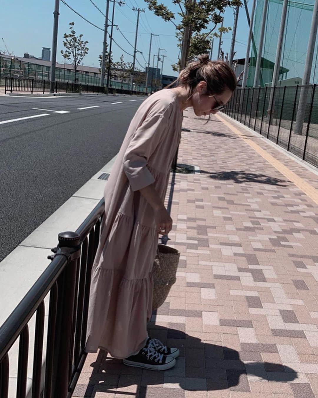 Erikaさんのインスタグラム写真 - (ErikaInstagram)「2Way なワンピース🌽 . 前をティアード 後ろをさらり꒡̈⃝ . . シワになりにくいし、楽で涼しい꒡̈⃝ 大人ティアードワンピ🐒 @oandi_official . . カラーはやっぱり、ベージュ選びがち🐫 ...................................................... #夏コーデ#ワンピース#ティアードワンピ#大人ワンピ#オールバックヘア#ベージュコーデ#ベージュ#ボブヘアー #ボブアレンジ#ヘアアレンジ#ヘアスタイル#ヘアカラー #ママコーデ#mamagirl #locari#ponte_fashion #mery #mineby3mootd #oandi#fashion」5月14日 11時23分 - 911erika