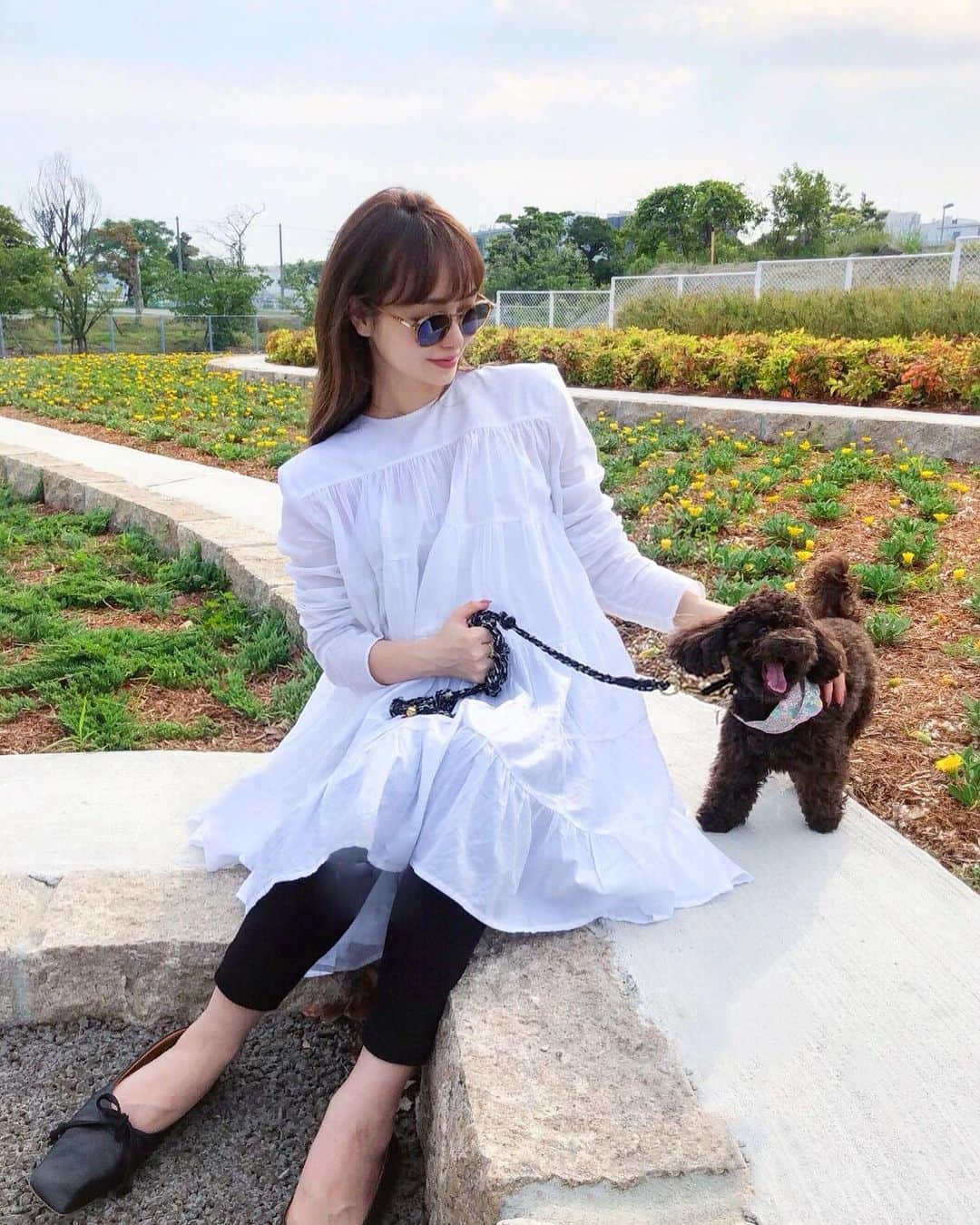 丸林広奈さんのインスタグラム写真 - (丸林広奈Instagram)「福岡に帰省中🌼🐶 みんなに遊んでもらって毎日嬉しそう💕💕 #onepiece : #merlette  #sunglasses : #persol  #ring : #spinellikilcollin  #teacuppoodle #poodle #dogsofinstagram #puppy #fukuoka」5月14日 11時28分 - hironamarubayashi