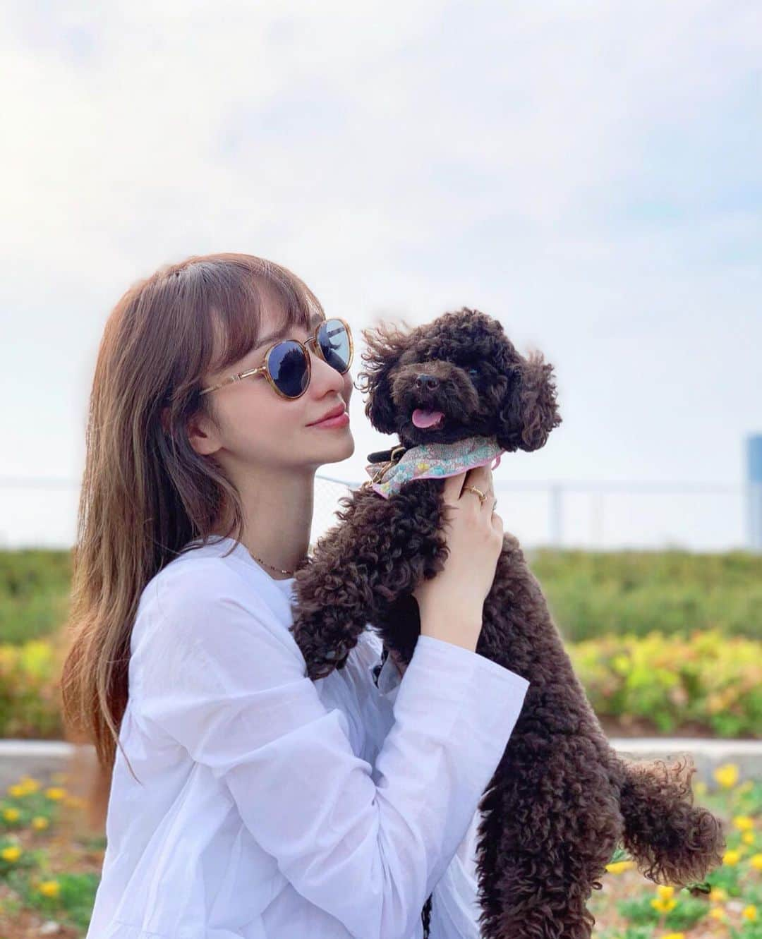 丸林広奈さんのインスタグラム写真 - (丸林広奈Instagram)「福岡に帰省中🌼🐶 みんなに遊んでもらって毎日嬉しそう💕💕 #onepiece : #merlette  #sunglasses : #persol  #ring : #spinellikilcollin  #teacuppoodle #poodle #dogsofinstagram #puppy #fukuoka」5月14日 11時28分 - hironamarubayashi