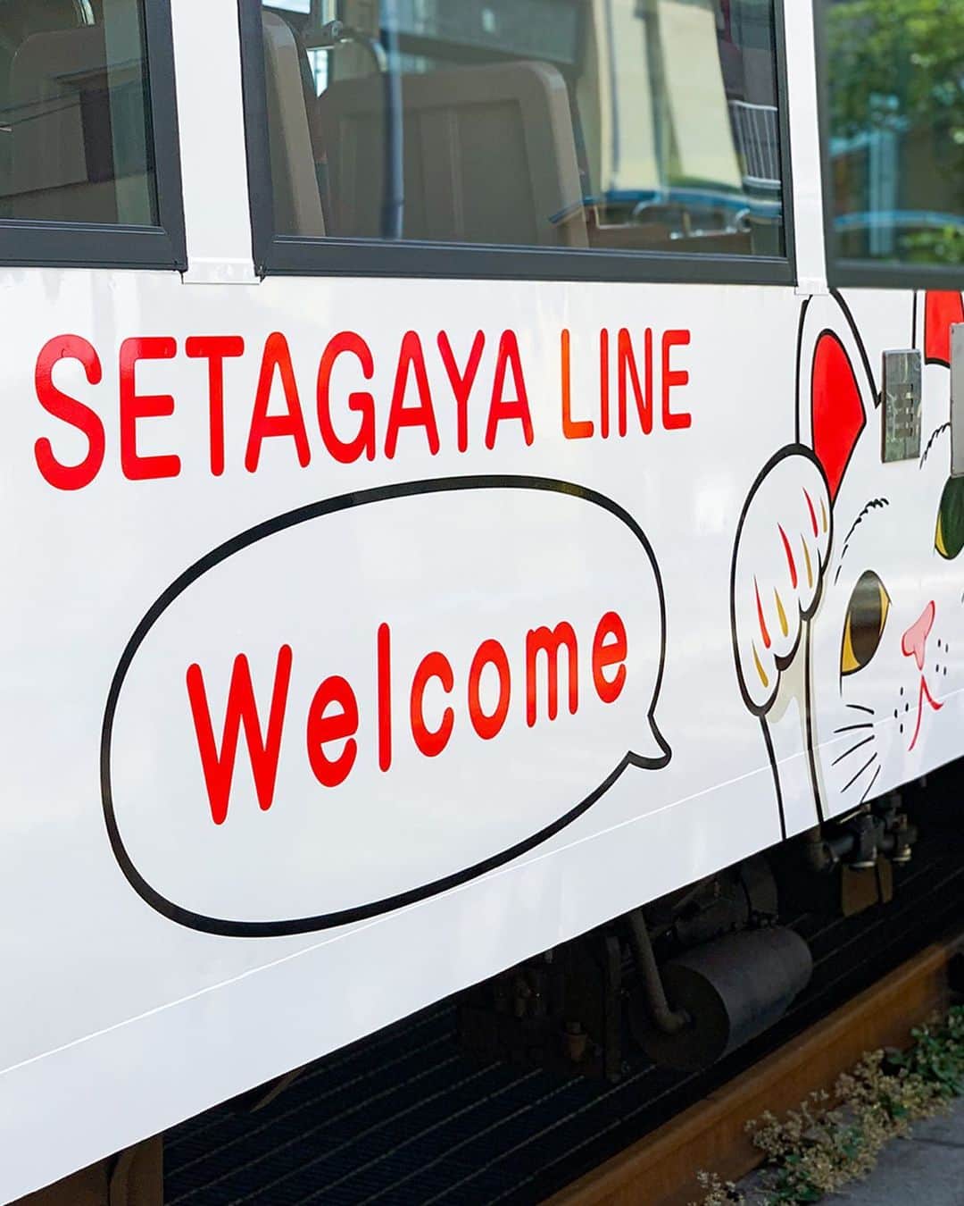 東急電鉄さんのインスタグラム写真 - (東急電鉄Instagram)「. “Maneki-Neko” Lucky Cat themed trains will be running for a limited time in service at Setagaya Line, as of May 12th 🐈🐾! Hailing from Gotokuji, the said birthplace of maneki-neko, you can find the lucky cat designs not only on the trains’ exteriors, but inside as well, from kitty pawprints to hanging strap accents. Enjoy the ride and the sights on these special trains! . 世田谷線では5月12日から期間限定で「幸福の招き猫電車」が運行中です🐈🐾 招き猫発祥の地といわれている「豪徳寺」の招き猫がデザインされた車両は外観だけではなく、つり革や車内の足跡まで特別仕様に。見ても乗っても楽しめる電車になっています。 . #setagayaline #cat #cats #beckoningcat #manekineko #luckycat #Limited #japan #tokyo #visitjapan #japantrip #japanlife #traveljapan #japanholiday #train #railway #ilovetrains #railways_of_our_world #trainphotography . #世田谷線 #ネコ電車 #招き猫 #猫 #肉球 #🐾 #期間限定 #限定 #電車 #東急日和 #東急線めぐり」5月14日 11時39分 - tokyu_railways