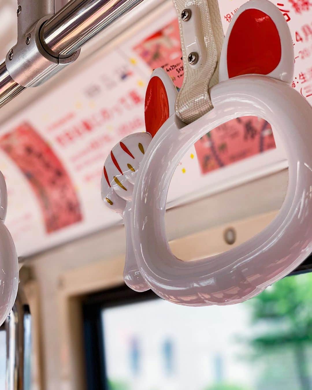 東急電鉄さんのインスタグラム写真 - (東急電鉄Instagram)「. “Maneki-Neko” Lucky Cat themed trains will be running for a limited time in service at Setagaya Line, as of May 12th 🐈🐾! Hailing from Gotokuji, the said birthplace of maneki-neko, you can find the lucky cat designs not only on the trains’ exteriors, but inside as well, from kitty pawprints to hanging strap accents. Enjoy the ride and the sights on these special trains! . 世田谷線では5月12日から期間限定で「幸福の招き猫電車」が運行中です🐈🐾 招き猫発祥の地といわれている「豪徳寺」の招き猫がデザインされた車両は外観だけではなく、つり革や車内の足跡まで特別仕様に。見ても乗っても楽しめる電車になっています。 . #setagayaline #cat #cats #beckoningcat #manekineko #luckycat #Limited #japan #tokyo #visitjapan #japantrip #japanlife #traveljapan #japanholiday #train #railway #ilovetrains #railways_of_our_world #trainphotography . #世田谷線 #ネコ電車 #招き猫 #猫 #肉球 #🐾 #期間限定 #限定 #電車 #東急日和 #東急線めぐり」5月14日 11時39分 - tokyu_railways