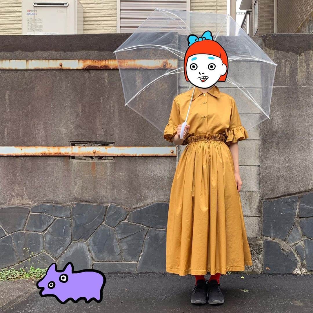中村涼子さんのインスタグラム写真 - (中村涼子Instagram)「まぶしいゼ！ 金ピカセットアップっぷ🥔  襟を少し大きめに、袖に1.5m分の追加袖を付けてみました🧟‍♀️🧵 スカートも３mをぐるりとゴムをシュルシュシュシュ フリフリとした感じになりました🤽‍♀️ #手作り服」5月14日 11時45分 - nakamuraryoko56