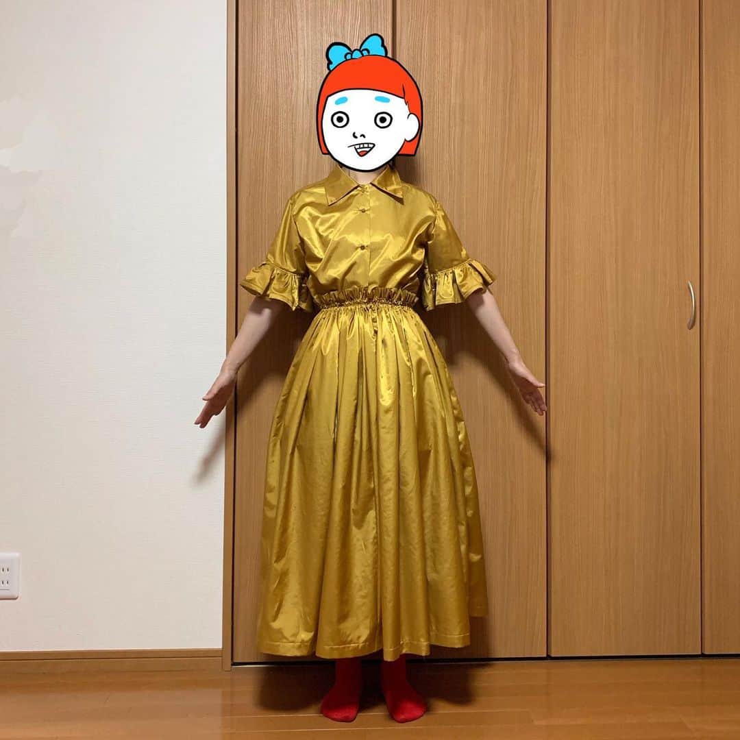 中村涼子さんのインスタグラム写真 - (中村涼子Instagram)「まぶしいゼ！ 金ピカセットアップっぷ🥔  襟を少し大きめに、袖に1.5m分の追加袖を付けてみました🧟‍♀️🧵 スカートも３mをぐるりとゴムをシュルシュシュシュ フリフリとした感じになりました🤽‍♀️ #手作り服」5月14日 11時45分 - nakamuraryoko56