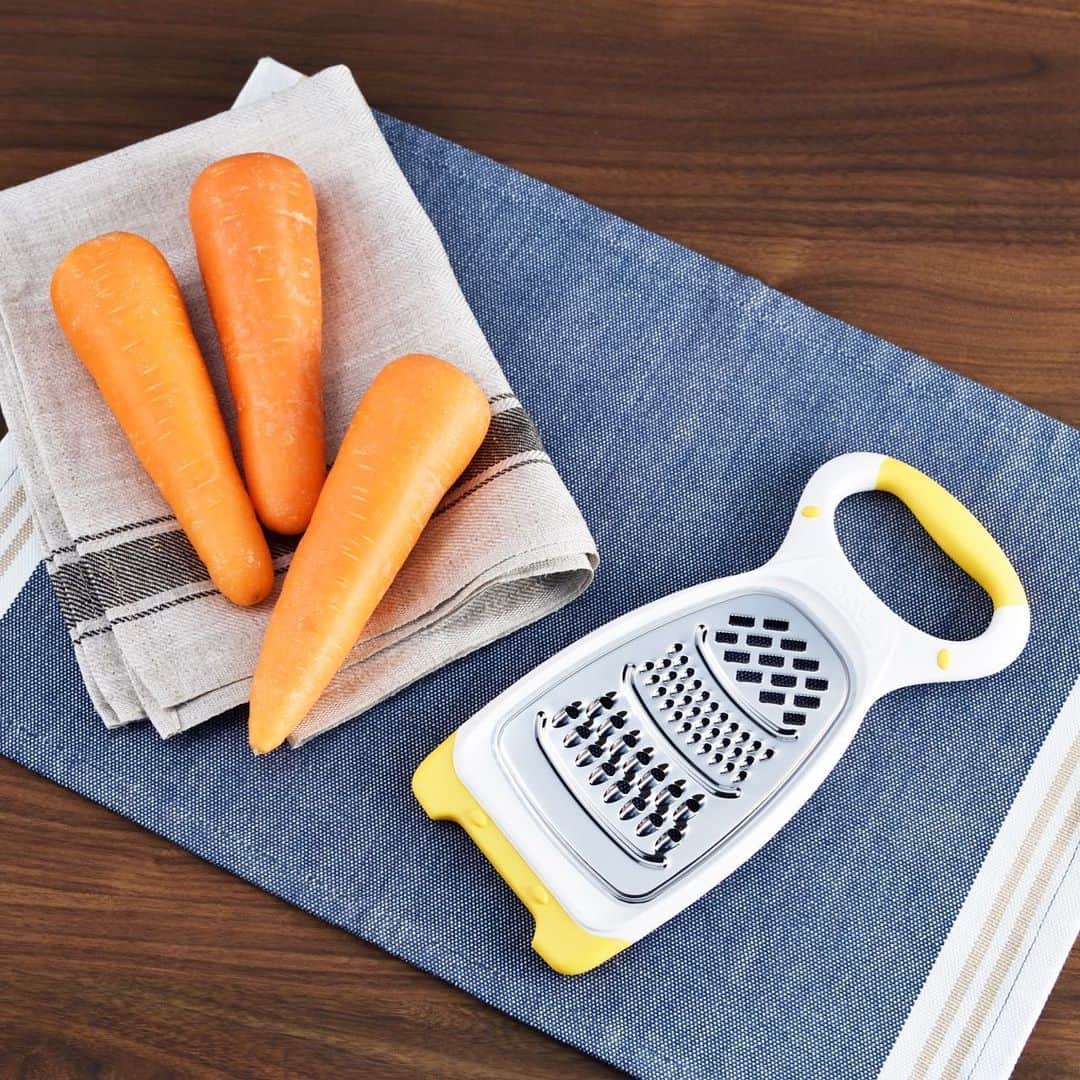 ののじ公式アカウントのインスタグラム：「.⁣ ／⁣ 人参のレパートリーが広がる♪⁣ 🥕人参の下ごしらえはおまかせ🥕⁣ ＼⁣ .⁣ 【 #人参三昧 】⁣ .⁣ 1つで3役🤗⁣ 太切り、すりおろし、細切りと⁣ ののじの「 人参三昧 」を使えば⁣ 固くて切りにくい人参もあっという間に⁣ 下ごしらえができます🎵⁣ .⁣ 人参以外にも、じゃがいも・れんこん・大根・きゅうりなど⁣ 様々な野菜にもお使いいただけます🥗🍴⁣ .⁣ 「人参三昧」のご購入は、⁣ ののじ公式instagram @nonoji.official のリンク先、公式HPをご利用くださいませ🧚🏻‍♀️⁣ .⁣ にこにこ、うふふが、いっぱい😊⁣ .⁣ .⁣ #ののじ #人参三昧 #野菜 #サラダ #手料理 #料理好きな人と繋がりたい #にんじんしりしり #人参 #きんぴら #お弁当 #健康ごはん #キッチングッズ #便利グッズ #おうちごはん #家庭料理 #簡単ごはん #時短料理 #instafood #tasty #ワンランク上の生活 #vegetables #デリスタグラム #キッチン雑貨 #おろし #yummy #晩ごはん #豊かな食卓 #朝ごはん #お昼ごはん」