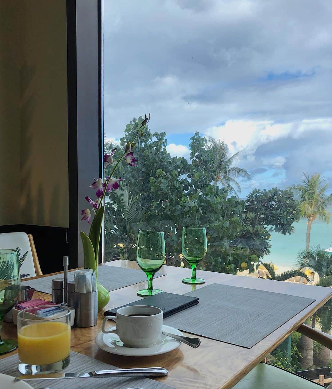 のインスタグラム：「ㅤㅤㅤㅤㅤㅤㅤㅤㅤㅤㅤㅤㅤ 綺麗な海を眺めながらのモーニング🍴♡ ㅤㅤㅤㅤㅤㅤㅤㅤㅤㅤㅤㅤㅤ あっという間に最終日😧 ㅤㅤㅤㅤㅤㅤㅤㅤㅤㅤㅤㅤㅤ #har_trip」