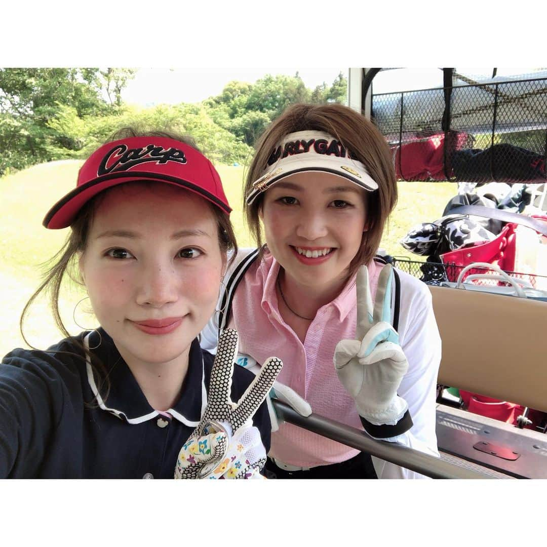 古田ちさこさんのインスタグラム写真 - (古田ちさこInstagram)「広島でラウンド⛳️ まみちゃんとは2度目✌️✨ スイングも颯爽とまわる姿も格好良くて💫 私はまだゴルフ場に慣れずいっぱいいっぱいなのでお手本にしたいです🙏 スコアは139❣️ まだまだだけど、少しずつ少しずつ減ってる…😭 サンドウェッジ褒めてもらえたのは確実に城所先生 @masa.kidokoro のレッスンのおかげだと思います♬ ゴルフ場には母が送ってくれて、妹と愛犬の福ちゃんも乗り合わせて見送ってもらいました🐶 その後おでかけしたんだって♬ 夜は父からスコア確認の電話があって、皆んなに迷惑かけないようにちゃんと練習し続けなさいとはっぱをかけてもらいました😂 ・ 📍#東広島カントリークラブ  #野球以外の趣味がほしくて#golf#ゴルフ#ゴルフ初心者#ゴルフラウンド#初心者ゴルフ女子#カープゴルフグッズ#カープコラボ#カープサンバイザー#ゴルフ女子コーデ#golffashion#ゴルフ好きな人と繋がりたい#ひろしまにあ #初心者ゴルファー#ゴルフ女子#golfisfun#golfgirl#広島ゴルフ#ラウンド」5月14日 11時49分 - chisakofuruta