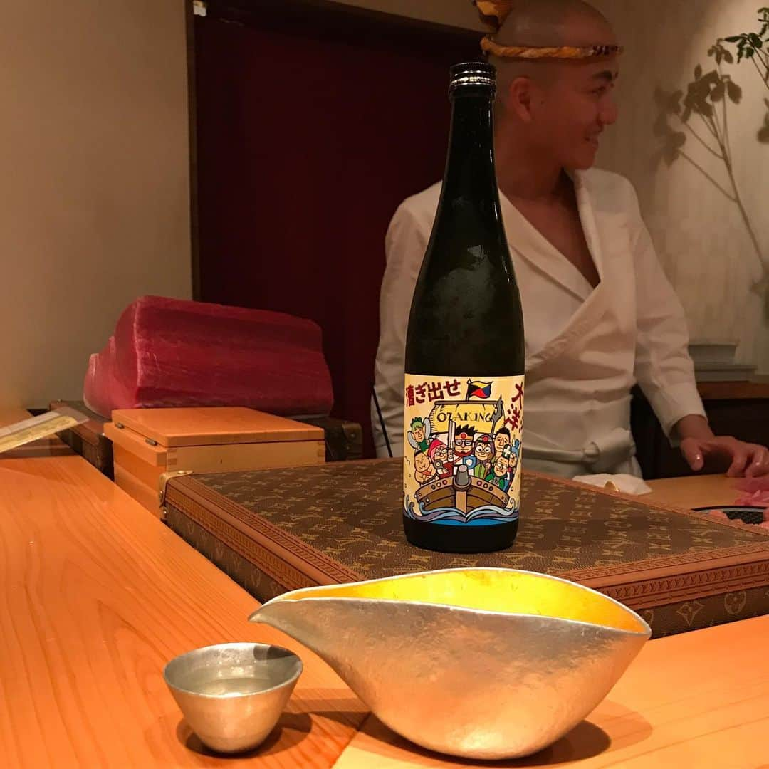 Yoshiko Kris-Webb クリス-ウェブ佳子さんのインスタグラム写真 - (Yoshiko Kris-Webb クリス-ウェブ佳子Instagram)「🍶Japan Tour at Takamitsu 🍣 鮨尚充でそれそれの握りに合わせて日本各地の日本酒を１合ずつ呑むジャパンツアー。７合目でギブ。#foodexperienceint0ky0 宮城県 - 綿屋 佐賀県 - I LOVE SUSHI 青森県 - 漕ぎ出せ大洋！ 新潟県 - たかちよ 山形県 - スーパーくどき上手 栃木県 - 夏桜 青森県 - ビキニ娘 お持ち帰り自由なお箸がHERMES風😂 次回はTiffany風だそう💍 大将の捩り鉢巻きはちなみにHERMES💫」5月14日 11時51分 - tokyodame