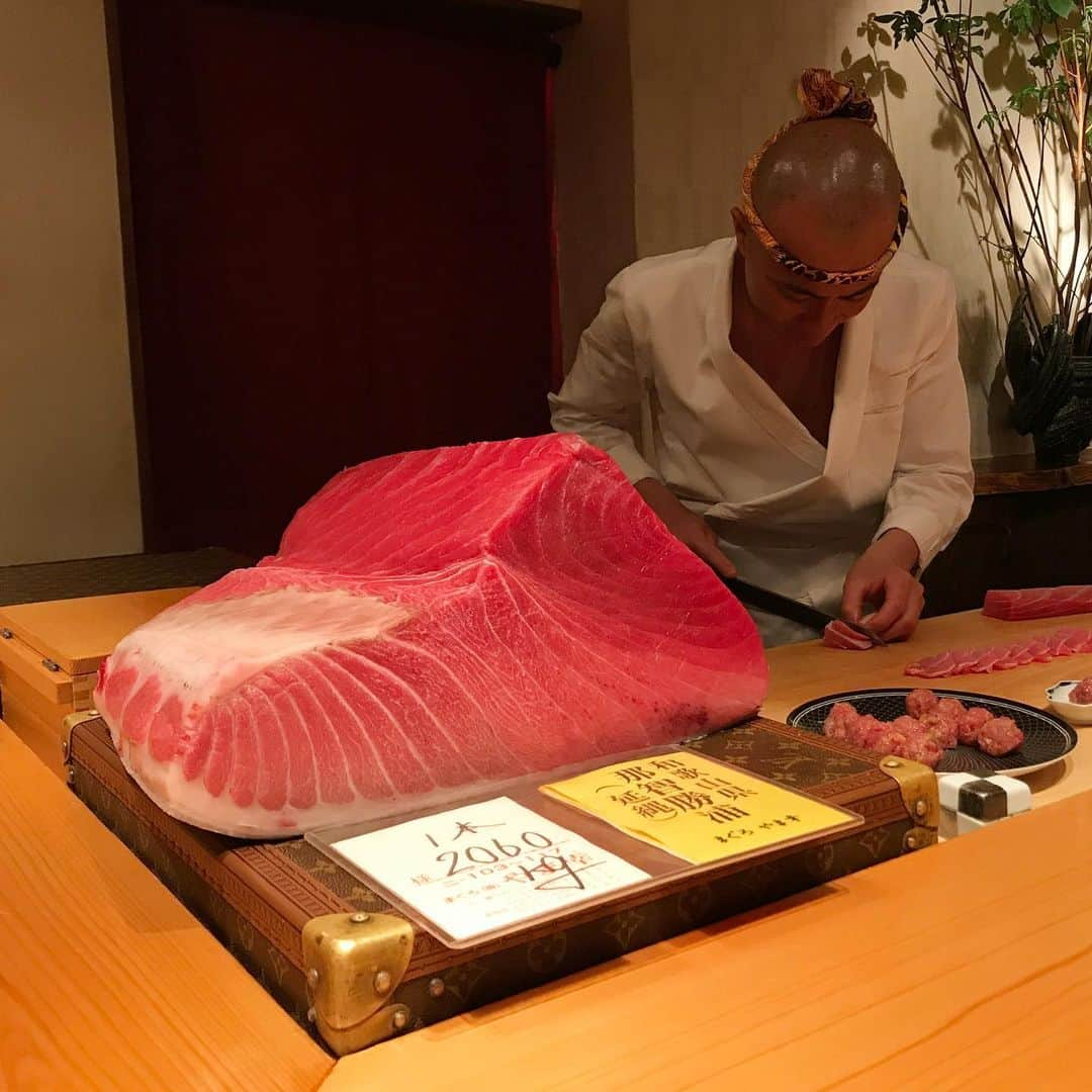 Yoshiko Kris-Webb クリス-ウェブ佳子さんのインスタグラム写真 - (Yoshiko Kris-Webb クリス-ウェブ佳子Instagram)「🍶Japan Tour at Takamitsu 🍣 鮨尚充でそれそれの握りに合わせて日本各地の日本酒を１合ずつ呑むジャパンツアー。７合目でギブ。#foodexperienceint0ky0 宮城県 - 綿屋 佐賀県 - I LOVE SUSHI 青森県 - 漕ぎ出せ大洋！ 新潟県 - たかちよ 山形県 - スーパーくどき上手 栃木県 - 夏桜 青森県 - ビキニ娘 お持ち帰り自由なお箸がHERMES風😂 次回はTiffany風だそう💍 大将の捩り鉢巻きはちなみにHERMES💫」5月14日 11時51分 - tokyodame