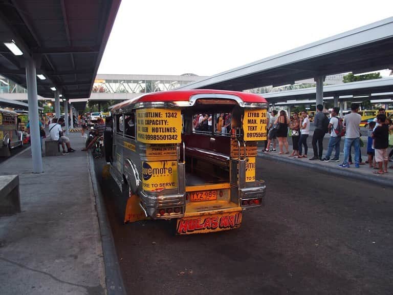 朝日放送「朝だ！生です旅サラダ」さんのインスタグラム写真 - (朝日放送「朝だ！生です旅サラダ」Instagram)「@aiaoki_official  #フィリピン の乗り合いバス、#ジプニー 🚌💛 見た目がカラフルで可愛いものや、シックでお洒落なものなどいろいろあって、街で走っているとすごく目立ちます🚌🚌🚌💕 後ろから乗るんですが、意外と天井が低くくて狭いんです🤣🤣 でもなぜかその狭さがしっくり🤔✨笑 乗車賃の渡し方も、先に乗っていた人が運転手さんまで回してくれて、おつりがあれば戻してくれるという、斬新でおもしろいシステム🤣🤑 走ると風が入ってきて、とっても気持ちよかったです☺️💙 _ #狭いけど落ち着く #風が気持ちいい #Jeepney #乗り合いバス #カラフル #可愛い #シック #オシャレ #乗車賃 #斬新なシステム #Philippines _ #ABCテレビ #朝日放送テレビ #朝だ生です旅サラダ #旅サラダ #旅サラダガールズ  #青木愛 #土曜 #あさ8時 #シンクロ  #アーティスティックスイミング #元日本代表 #海外 #旅  #travel #trip」5月14日 12時05分 - tabisalad