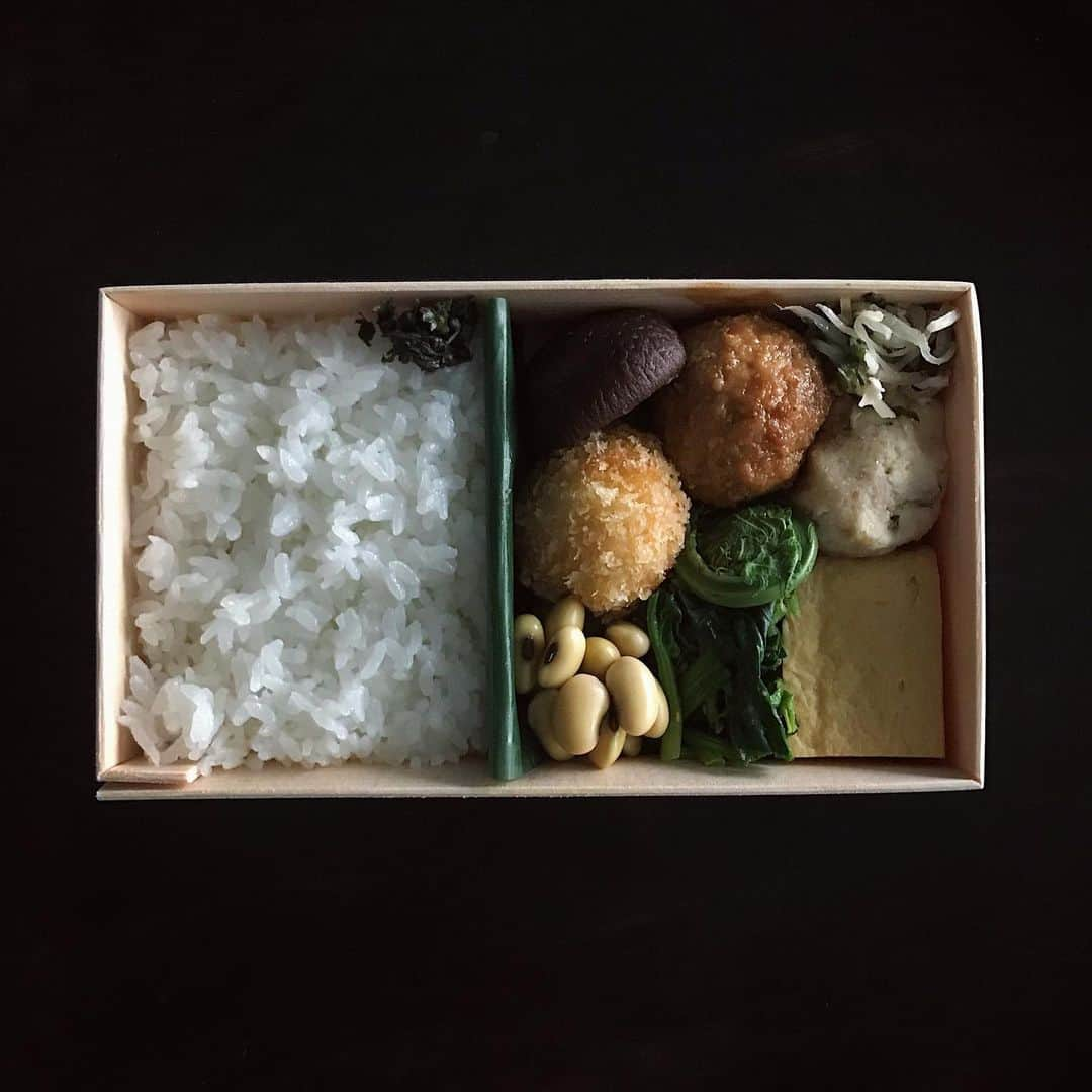 後藤しおりさんのインスタグラム写真 - (後藤しおりInstagram)「土鍋ごはん弁当 七寸。こごみの浅漬け、茹でメカジキのさっぱりとした和え物、アスパラのお味噌汁など、ジメジメとした日もお仕事頑張れますように。 土鍋ごはんはキリリと仕上げました。本日もご依頼いただき、どうもありがとうございました。」5月14日 12時05分 - shiorigoto_tou