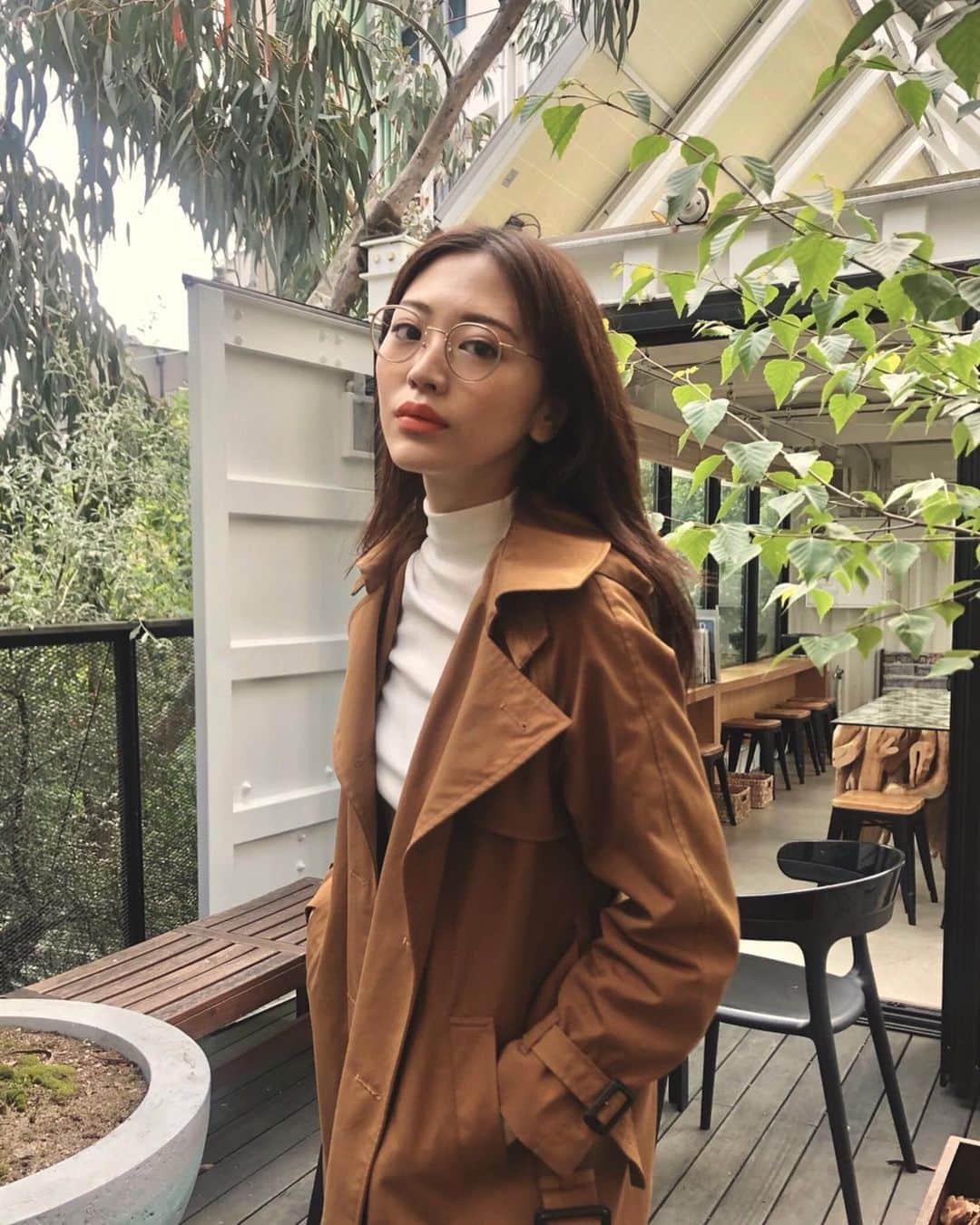 のインスタグラム：「この間の展示会で一目惚れした﻿鯖江の眼鏡 @glassage_official ﻿  眼鏡コンシェルジュさんのカウンセリングで﻿ 肌の色や骨格に合わせておすすめしてもらえますが﻿、 丸顔でも大人っぽく使える丸メガネを探していたので ﻿試着だけで理想の色と形にめぐりあえて 即決しました  ベージュのバリエーションが沢山あるし﻿ フレームとテンプルに使われてるゴールドも﻿ すごく絶妙なゴールドなんです﻿ 本当ーに何にでも合う！﻿」