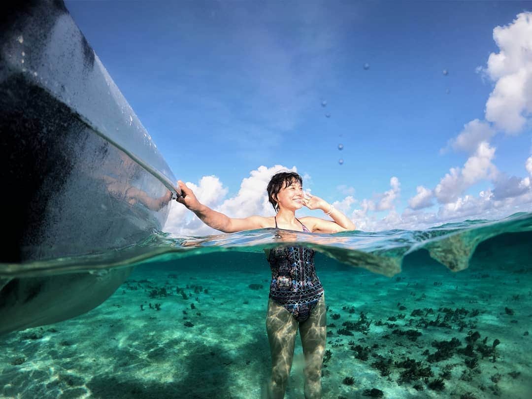 芳美リンさんのインスタグラム写真 - (芳美リンInstagram)「#Gopro7　に#ドームポート　をつけて、 #水中撮影  ビーサンが邪魔でカヤック待機中の @a_zono 　ちゃんに、必死で渡そうとしている謎ショット。 #goproの無駄遣い  この海の青さ、透明度は最高🌊  次はお魚ちゃんと撮れるかな？♥ #水着 @sunnysummer.jp  #seafolly #シーフォリー  #サニーサマー @sunnysummer.jp @newcaledoniatourismjapan @aircalin #aircalin #caledoniandream #ニューカレドニア #newcaledonia #マレ島	 #ネンゴネヴィラージュ #NengoneVillage #maremaremare #旅行好きな人と繋がりたい #海外旅行 #goprojp#goproのある生活 #旅行好きな人と繋がりたい #beach#beachlover_tabijyo #cytokyo#cytokyo5passion #リゾート #南の島 #自然#天国にいちばん近い島#そとあそび#ビジョビジョ」5月14日 11時59分 - lynn.lynn5