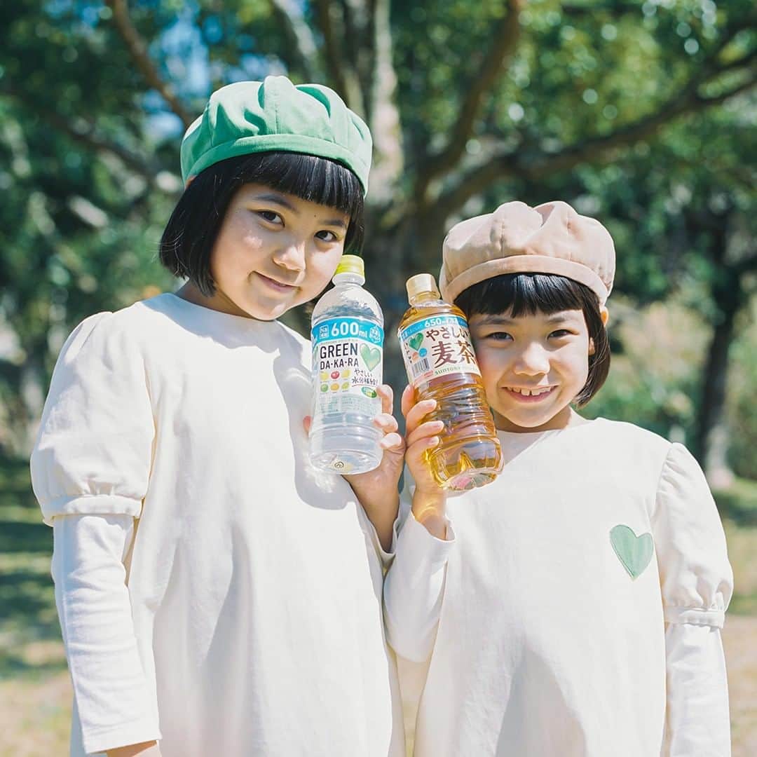 のインスタグラム：「💚グリーンダカラとやさしい麦茶があたらしくなりました💚 . さて、もんだいです。 どうあたらしくなったでしょう？ . こたえ グリーンダカラは600mlに増量、やさしい麦茶は容器のまま冷凍できるようになったよ！ .  #パッケージ #リニューアル #グリーンダカラ #やさしい麦茶 #どっちも #冷凍できます #うれしい #大容量 #ゴクゴク #飲める #drink #こども #家族 #family . #💚 #耳よりダカラちゃん」