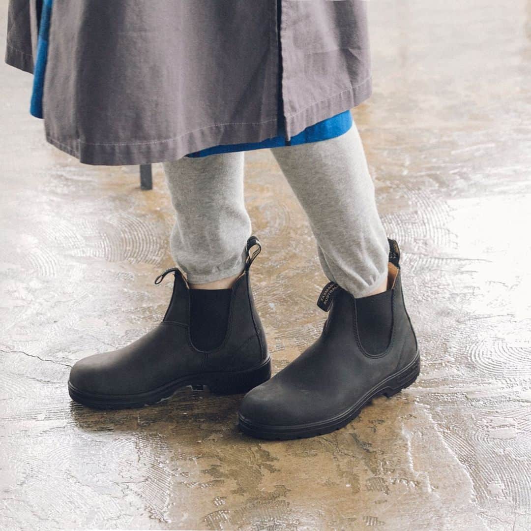 ナチュランさんのインスタグラム写真 - (ナチュランInstagram)「【 Blundstone 】急な雨の日も安心の、一年中履けるブーツ﻿﻿ ﻿﻿ ﻿ 普段のお洋服にもマッチするデザインのブーツは、急な雨でも安心ですね♪﻿﻿ ﻿﻿ Blundstoneのサイドゴアブーツは、ソールにアッパー（足の甲を覆う靴の素材）を結合させるインジェクション製法により足元から水が染みにくい特徴があります。﻿﻿ ﻿﻿ 通気性のよいインナーソールで蒸れにくく、程よい厚みで履き心地も快適です。﻿﻿ 季節を問わず気軽に合わせられる、1足は持っておきたいおすすめアイテムです。﻿﻿ ﻿﻿ ﻿﻿ -----------﻿﻿﻿ ■サイドゴア(A・ボルタンブラック)［SED-2K29-0528-A］﻿﻿﻿ ﻿﻿﻿ ■サイドゴア(B・スタウトブラウン)［SED-2K29-0528-B］﻿﻿﻿ ﻿﻿﻿ ﻿﻿﻿ ------------------------------﻿﻿﻿﻿ ▶️お買いものは写真内のタグをタップしてくださいね。またはプロフィールからもナチュランへリンクしています。→@natulan_official﻿﻿﻿﻿ ﻿﻿﻿ ▶️写真内のタグは、販売中でも消えている場合がございます。ぜひ、ナチュランの検索窓から、商品コード又は商品名を、検索してみてくださいね。﻿﻿﻿﻿ ﻿﻿﻿ ▶️プロフィール画面では、季節のおすすめ商品や、再入荷情報をご紹介しています。ぜひ、ご覧くださいませ。→@natulan_official﻿﻿﻿﻿ ﻿﻿﻿﻿ ﻿﻿﻿ -----------﻿﻿﻿ #今日のコーデ #コーディネート #ファッション #ナチュラル #ナチュラン #natulan #日々の暮らし #暮らしを楽しむ #シンプルライフ #シンプルコーデ #シンプル #大人コーデ #暮らし #カジュアル #カジュアルコーデ #大人カジュアル #足元倶楽部 #あしもと倶楽部 #タスマニア #ブランドストーン #雨の日コーデ #サイドゴア #レインブーツ　#natulan_official @blundstone_japan #ナチュラン特選」5月14日 12時01分 - natulan_official