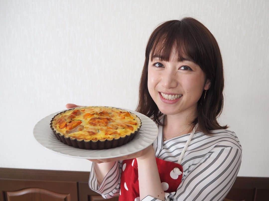 上山真未さんのインスタグラム写真 - (上山真未Instagram)「料理教室で【野菜ごろごろ具だくさんキッシュ】を焼きました🎃🥦🍅 いつも教室で作って満足してしまうので…今回は家でちゃんと復習もするぞー！！！！！！！ #上山真未」5月14日 12時02分 - ueyama_mami