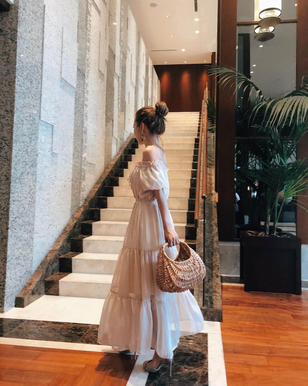 梯真奈美さんのインスタグラム写真 - (梯真奈美Instagram)「昨日のコーデ♡ お気に入りのオフショルワンピース👗 この軽やかさとボリューム感！ そしてさらっと楽に着れるのもすきなところ♡ 楽ちんなうえかわいいから旅行にはいつも連れてきてるの🥰🥰 #コーデ #fashion #outfit #instagood #instafashion #travel #okinawa #eimy #eimyistoire #eimy_lifeis #沖縄」5月14日 12時06分 - official_manami