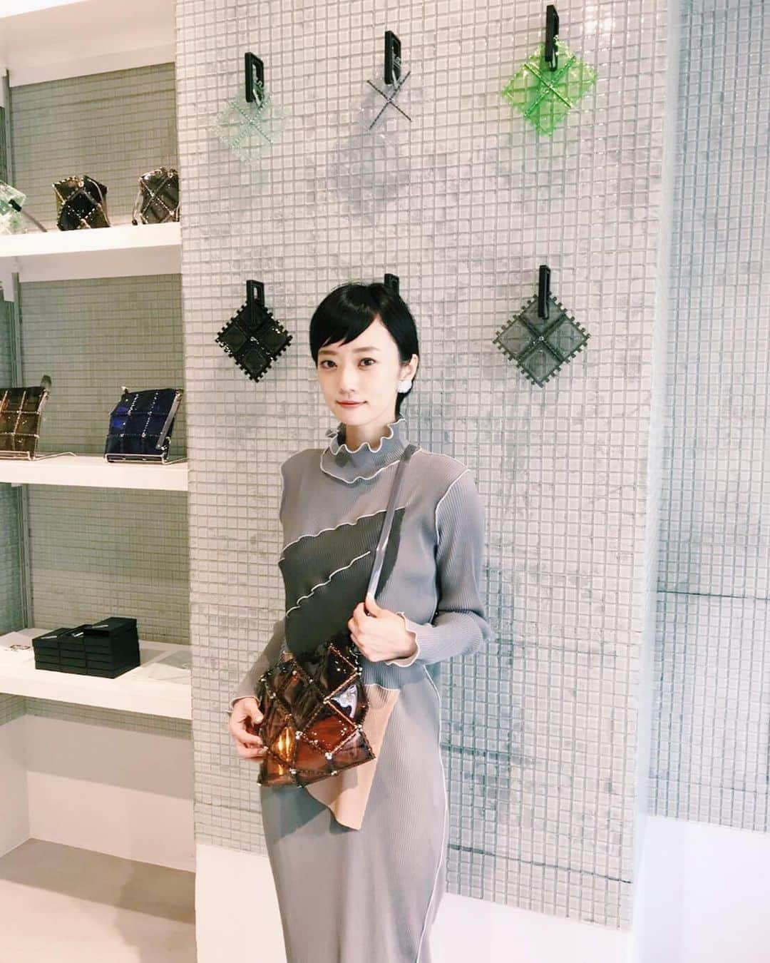 藤井祥子のインスタグラム：「. BAO BAO ISSEIMIYAKE を手がけた松村光さんが独立して2019ssから新たに立ち上げた、 52 BY HIKARUMATSUMURAのショップにお邪魔しました◎ ファッションとプロダクトの視点から実験的なデザインを追求されていて、組み立てて作られている構成が考え抜かれていて面白いです。PVC素材のバッグでカッコかわゆい👜🔥 営業の山本さんとても素敵な方で憧れの女性✨  #52byhikarumatsumura  #52DLSTORE  #kotohayokozawa」