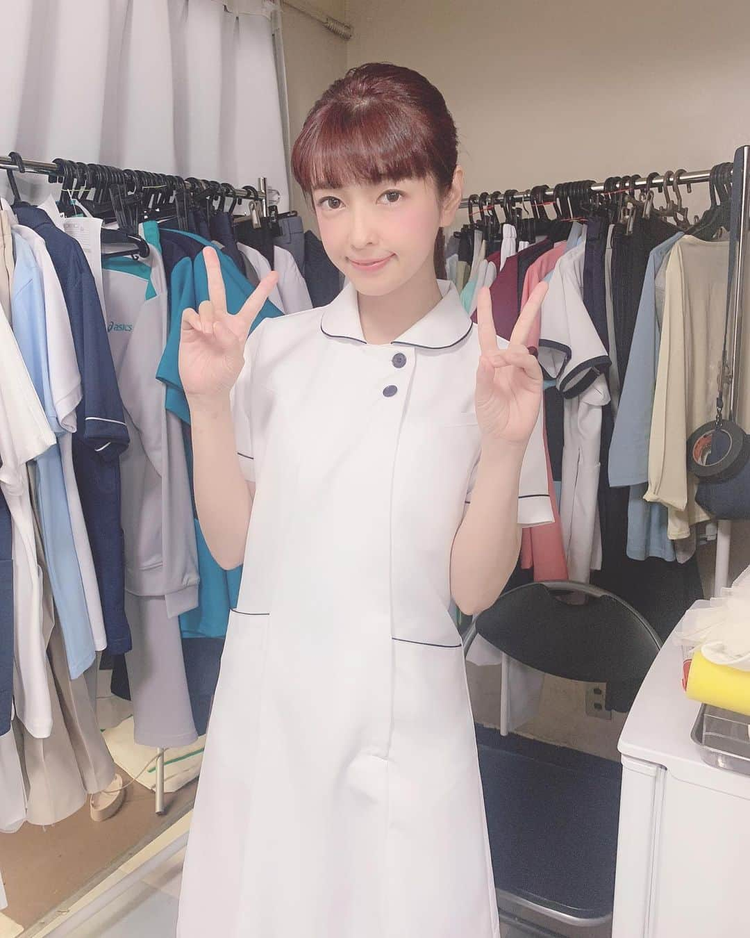 青木美沙子さんのインスタグラム写真 - (青木美沙子Instagram)「アスクルさんのナースカタログの撮影をしています💓現役ナースなんで様々なメディカルウェアを着れて幸せ〜！！ #現役ナース #カタログ撮影」5月14日 12時10分 - misakoaoki