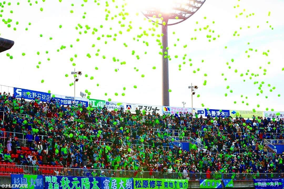 Ｊリーグさんのインスタグラム写真 - (ＪリーグInstagram)「スタジアムで﻿ 幻想的な景色が😍🏟🎈💚﻿✨﻿﻿ ﻿﻿﻿﻿ ﻿﻿﻿﻿﻿﻿ 【Ｊリーグ時差スタグラム📸】﻿﻿﻿﻿﻿﻿﻿ ﻿﻿ ﻿﻿ #Ｊリーグ﻿﻿﻿﻿﻿﻿﻿﻿ #jleague﻿﻿﻿﻿ ﻿﻿﻿﻿ #shonanBMWスタジアム平塚﻿﻿﻿ #湘南ベルマーレ#bellmare﻿﻿﻿ #時差スタグラム﻿ #応援#サポーター﻿ #baloon﻿#風船 #黄緑#💚﻿﻿ #🎈 ﻿ #景色#風景 #綺麗 #美しい ﻿﻿﻿﻿ #nice #beautifulview﻿ #写真部 #カメラ ﻿ #カメラが好きな人と繋がりたい ﻿﻿﻿﻿ #写真が好きな人と繋がりたい ﻿ #インスタ映え #いんすたばえ﻿﻿﻿﻿ #スタジアム#stadium#⚽️#soccer」5月14日 12時19分 - jleaguejp