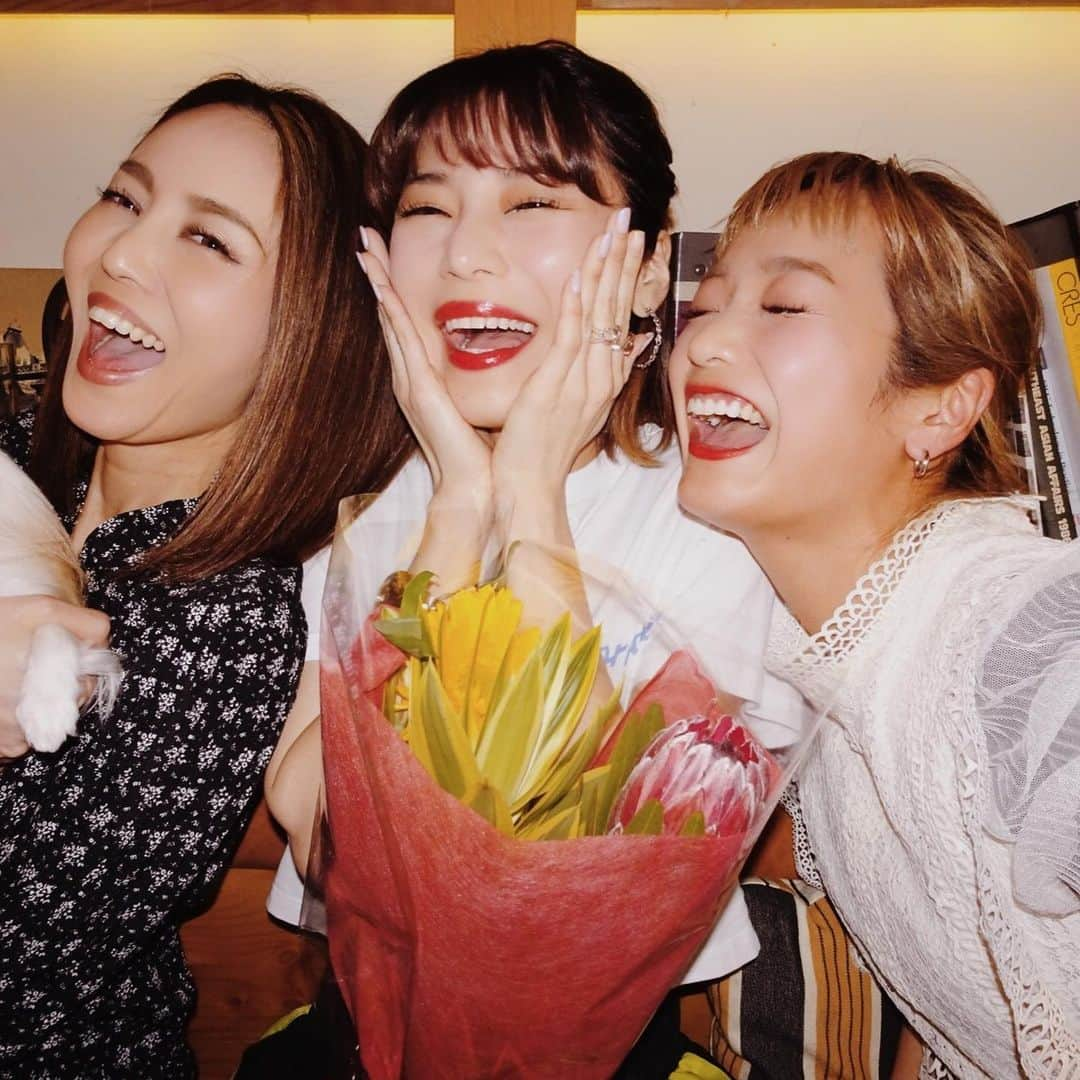 muramiさんのインスタグラム写真 - (muramiInstagram)「お友達との時間はよく笑ってよく喋るhappy time🥳🥳 彼とのデートや大事なお仕事の日とか 自分の中で “この日は！” と思う日の前夜のメンテナンスと、 自分へのご褒美の日にも昔から定期的にご愛飲してる資生堂の美容ドリンク 『The Collagen W』🌡 ・ 販売員の時からのお付き合いだからもう何年目かな？ 🤔✨ きっかけはお母さんが美容関係のお仕事をしているので、自然といつも冷蔵庫に常備されててもらったのがはじまりw そもそものフルーツ味が美味しくて気に入ってたけど、イチゴ種子エキスが追加リニューアルされて更に美味しくなってた🍓🍓🍓 嬉しい✨ ・ お化粧のノリや肌状態はその日のテンションをかなり左右するから、大人女子にはこれからも大切なマストアイテム🥰🥰 #資生堂 #ザコラーゲンW #コラーゲンドリンク #PR」5月14日 12時24分 - murami_716