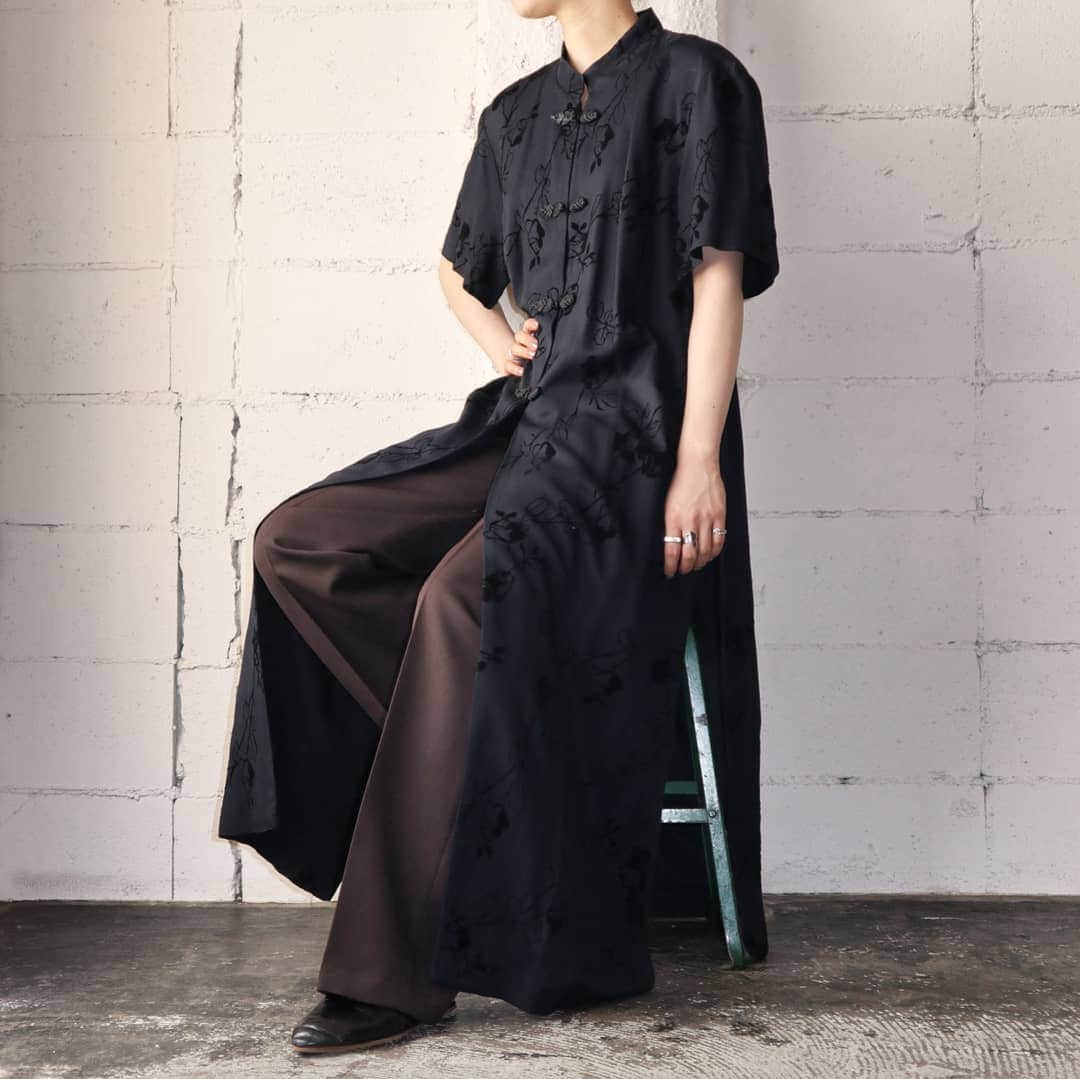 吉祥寺 古着屋 Orfeoのインスタグラム：「China Robe Dress  #orfeo #kichijoji #tokyo #vintage #used #fashion #coordinate #outfits  掲載商品のお問い合わせはメールにて承っております。コメント、DMでのお問い合わせは受け付けておりませんのでご了承ください。」