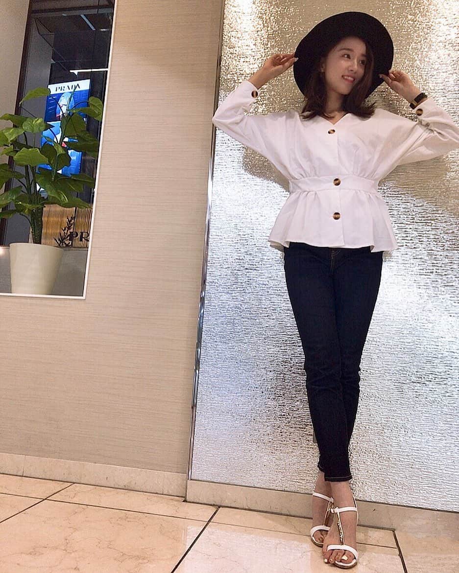 のインスタグラム：「*＿＿＿＿＿＿＿＿＿＿＿＿＿＿＿＿＿＿＿ #シャツブラウス #girlydoll ＿＿＿＿＿＿＿＿＿＿＿＿＿＿ #デニム #redcard ＿＿＿＿＿＿＿＿＿＿＿＿＿ #ストラップサンダル #rande  #rezoy #white ＿＿＿＿＿＿＿＿＿＿＿＿＿＿＿＿ #時計 #markjacobs ＿＿＿＿＿＿＿＿＿＿＿＿＿＿＿＿＿＿＿＿＿＿＿＿* #春コーデ #春夏コーデ#165 #アクセサリー#ファッション#スタイル #coordinate#fashion#style#ootd #lifestyle #instafashion#instagood #お洒落さんと繋がりたい #オシャレさんと繋がりたい」