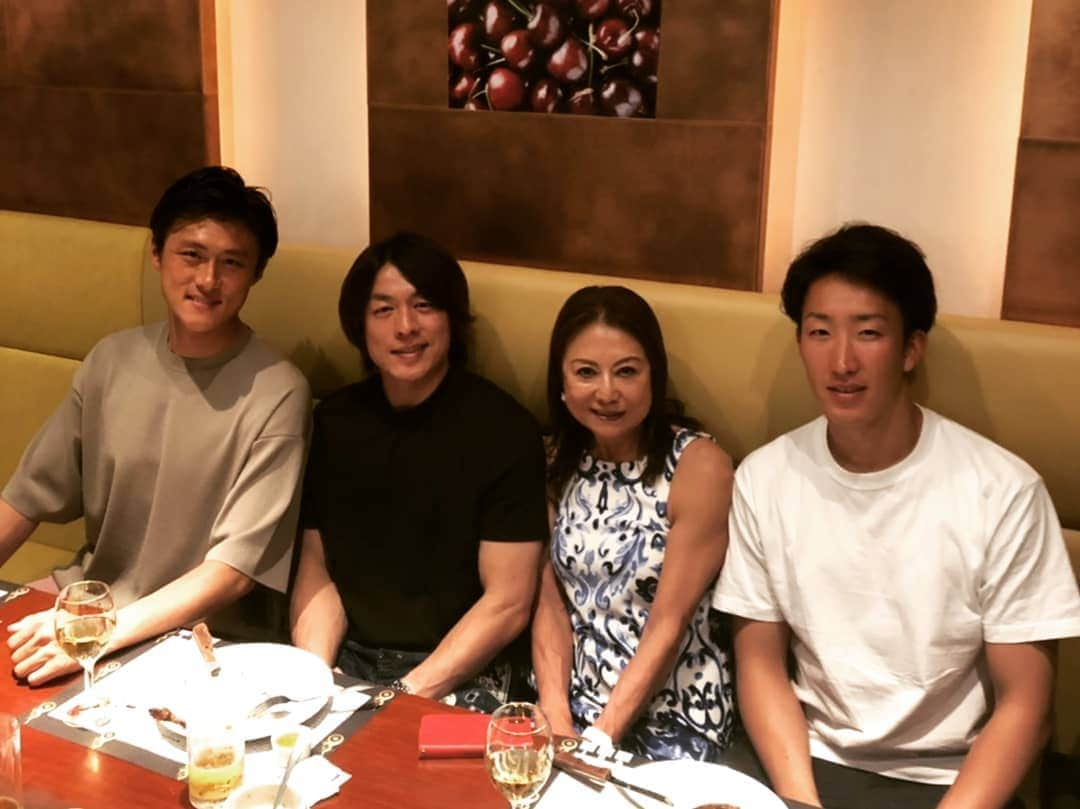 宮崎大輔さんのインスタグラム写真 - (宮崎大輔Instagram)「中華街のトラヴェソグリルで秘密の会議❗️😁 #李忠成 #横浜Fマリノス #大貫晋一 #横浜DeNAベイスターズ #トラヴェソグリル #中華街 #秘密会議 #ハンドボール #handball #宮崎大輔 #bennu」5月14日 12時35分 - daisuke7_official