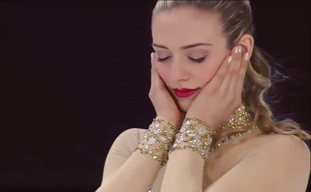 レイチェル・パーソンズのインスタグラム：「Life is made up of a million tiny moments. One of my favorite things about competing was this moment right here, just before they called my name. It’s one of those rare opportunities to zone out of the world completely, to focus entirely on yourself and what you came to do. I’m learning that even out in the real world, when I’m in a stressful situation or I start to panic, I still need these few seconds just to breath and re-center my thoughts and goals. Sometimes a few seconds is all it takes. That’s my late night rambling post for tonight guys❤️」