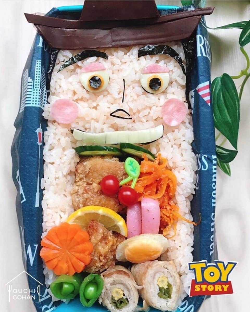 おうちごはん編集部さんのインスタグラム写真 - (おうちごはん編集部Instagram)「【 #おうちごはんLover 】photo by @mika_0106h . お弁当箱いっぱいに収まったウッディの顔。お口の中にはおいしそうなおかずがたっぷりで、ディズニーの世界と同じぐらいの“夢”を感じます🧚‍♀️✨ なんだか東京ディズニーシーのアトラクション「トイ・ストーリー・マニア！」の入り口に似ているなと思ったら、モデルはまさにそれでした👏 . 実は私も先週末、東京ディズニーシーに行ってきたのですが、「トイ・ストーリー・マニア！」は混んでいて乗れずじまい…。こちらのお弁当を見ていたらまた乗りたくなってきました😂 . -------------------------- ◆ #おうちごはんLover を付けて投稿するとおうちごはんの記事やこのアカウントで紹介させていただくことがございます。スタッフが毎日楽しくチェックしています♪ . ［staff : コノ］ -------------------------- . #おうちごはんLover  #おうちごはんラバー #ouchigohanlover #ouchigohan #いつものいただきますを楽しく #デリスタグラマー #delistagrammer #おうちカフェ #おうちごはん #lin_stagrammer #暮らし #foodpic #onthetable #onmytable #foodporn #foodphoto #foodstyling #lunch #昼ごはん #ランチ #お弁当 #おべんとう #obento #キャラ弁 #デコ弁 #高校生弁当 #ウッディ #トイストーリー」5月14日 18時05分 - ouchigohan.jp