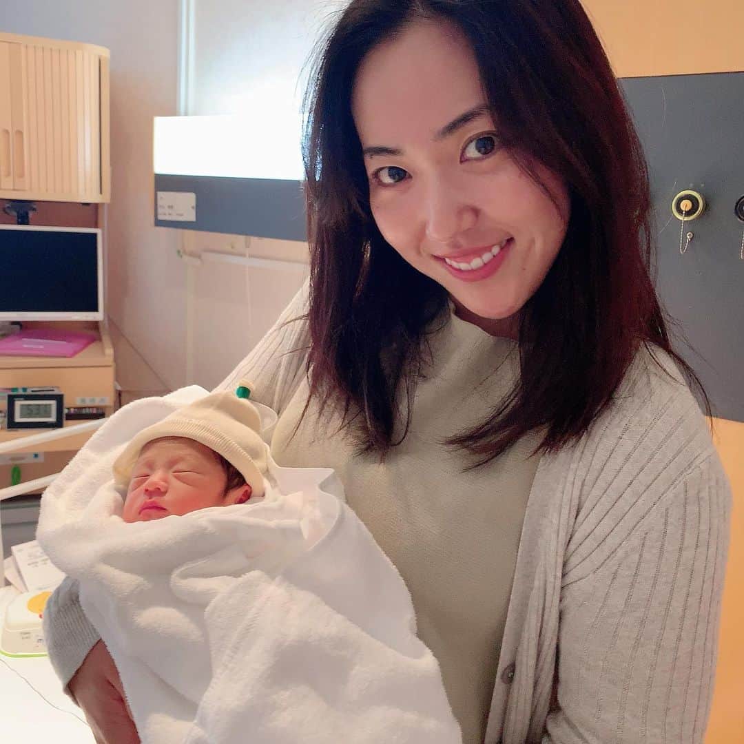 笠りつ子のインスタグラム：「私の大好きなよめが 赤ちゃん産みました👶 小さくて可愛くて💕愛おしいね #竹末裕美  間違って画像沢山載せちゃった😅」