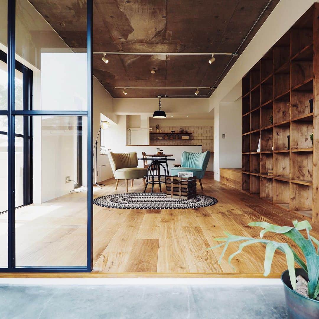 orangehouse （オレンジハウス）さんのインスタグラム写真 - (orangehouse （オレンジハウス）Instagram)「・ マンションリノベーション。 インナーテラスのある空間。 ・ ・ #オレンジハウス #オレンジハウス静岡 #オレンジハウス東京 #インナーテラス #規格住宅 #土間 #インテリア #注文住宅 #architecture #新築 #マイホーム #土間のある空間 #design #住宅 #マンションリノベーション #マイホーム計画 #暮らし #工務店 #myhome #設計 #インナーテラス #モルタル #無垢材 #interiordesign #自由 #リノベーション #設計事務所 #本棚 #インダストリアル #自由が丘」5月14日 18時09分 - orangehouse_tokyo