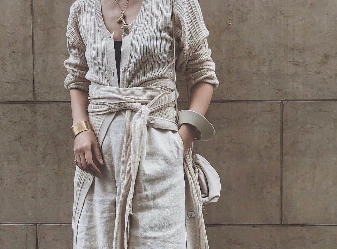 JUNNAのインスタグラム：「これからまた少しずつですが、 お洋服の投稿をしていきます😌  今日着ているのは #リネンベルトロングカーデ  #リネンバイカラーベルトパンツ  です☺️ 新作ではありませんが 袖を通すのを楽しみにしていた大切なものばかり。  ブログではオーストリアで撮影した水着など ご紹介しそびれてしまったものを 少しずつマイペースにご紹介していきます😌  #156cm  #junna👠 #etretokyo #2019etreSS#junna #céline #セリーヌ #ルミネ #新宿ルミネ #ルクア #高島屋 #タカシマヤ #ゲートタワー #リネン#ワントーンコーデ #リネン服 #ロングカーディガン #ボッテガヴェネタ #BottegaVeneta #DanielLee #laurenmanoogian #bottegavenetabag #only」