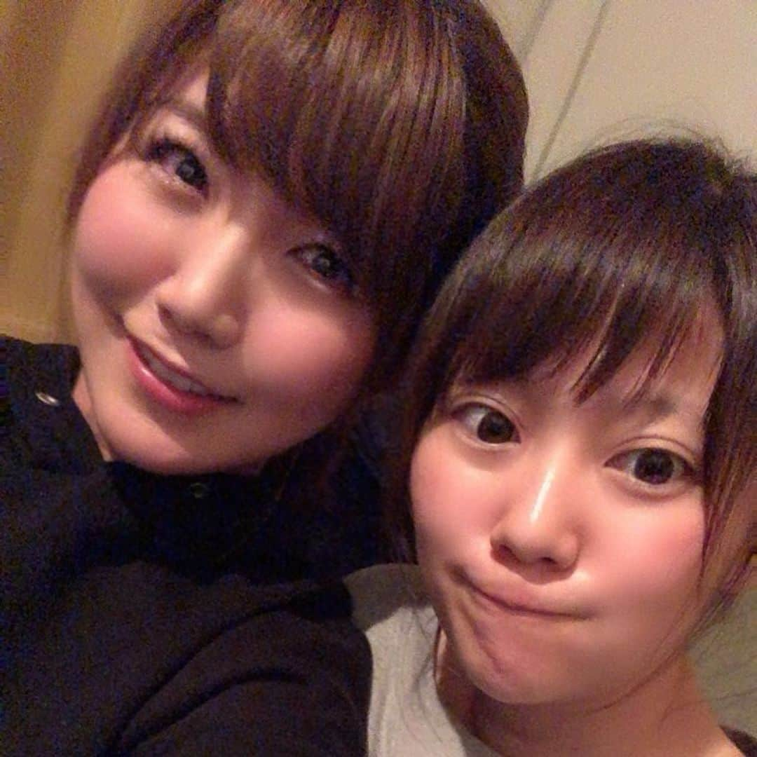 美泉咲さんのインスタグラム写真 - (美泉咲Instagram)「こないだマイちゃんの家で海鮮丼パーティしたよ😋✨ 2枚目の写真が本当はTAKE1なんだけど、ポーズが平成すぎて撮り直したよね😂笑 令和はどんなポーズが流行るのかな～☺️ #令和になってもズッともだよ #っていうスタンプ #送り合う私たち #笑」5月14日 13時07分 - saki_mizumi