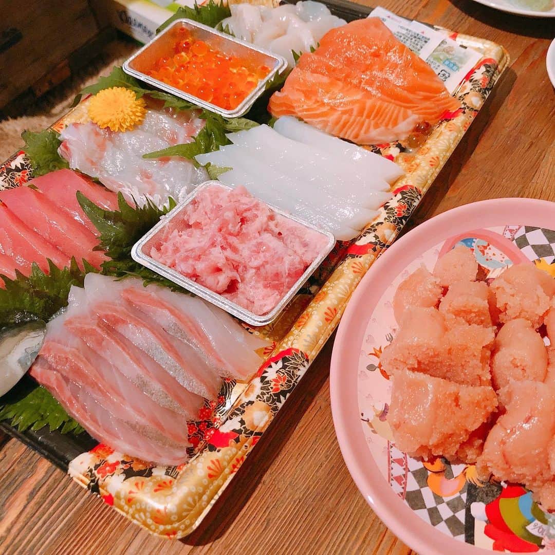 美泉咲さんのインスタグラム写真 - (美泉咲Instagram)「こないだマイちゃんの家で海鮮丼パーティしたよ😋✨ 2枚目の写真が本当はTAKE1なんだけど、ポーズが平成すぎて撮り直したよね😂笑 令和はどんなポーズが流行るのかな～☺️ #令和になってもズッともだよ #っていうスタンプ #送り合う私たち #笑」5月14日 13時07分 - saki_mizumi