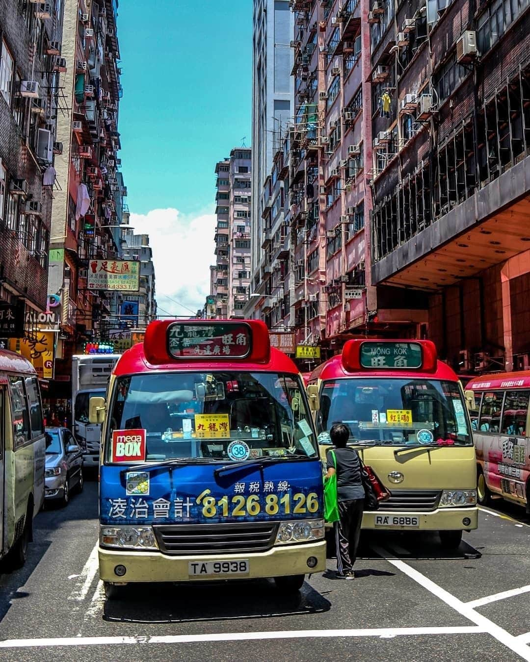 Discover Hong Kongさんのインスタグラム写真 - (Discover Hong KongInstagram)「That vibrant vibe in Mong Kok. 探索旺角巷弄，感受道地港味！ 活気溢れる街、モンコック！ 📷: @aaronographyhk #DiscoverHongKong #repost」5月14日 13時01分 - discoverhongkong