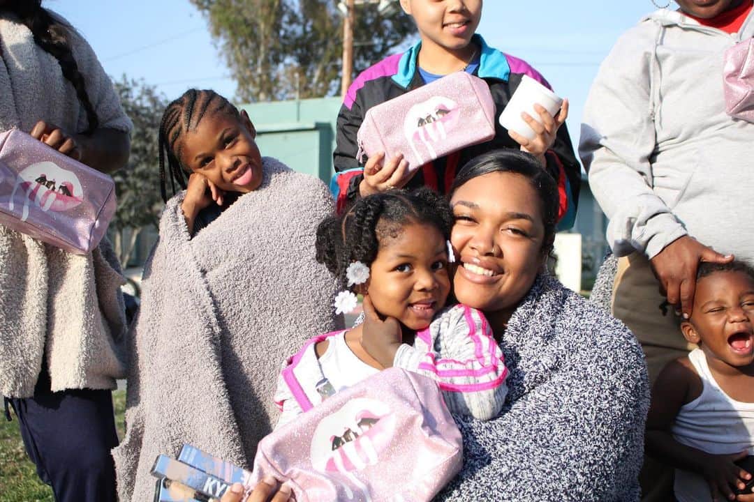クリス・ジェンナーさんのインスタグラム写真 - (クリス・ジェンナーInstagram)「Thank you @redeyeinc and @barefootdreams!! The 13th Annual Mothers Day Makeovers on Skid Row and Watts Empowerment Center Spa Day had over 600 women pampered with @kyliecosmetics @arthurgeorge87 and @BarefootDreams goodies! ❤️」5月14日 13時02分 - krisjenner