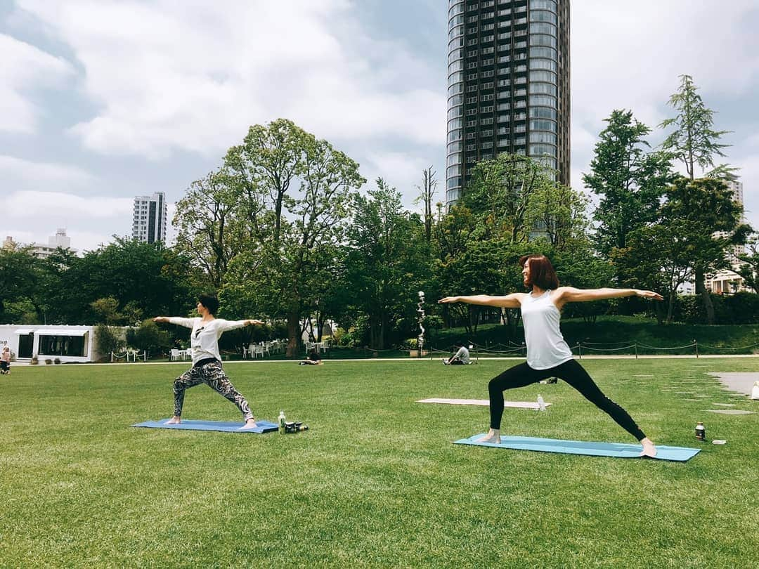 栗山絵美さんのインスタグラム写真 - (栗山絵美Instagram)「朝ヨガ✨しかも青空ヨガ☀️ インストラクターの勉強を始めて資格を取った、女官仲間の熊澤沙穂ちゃんにレッスンして貰いました‼️ 同じく女官仲間の小板奈央美と参加✨ 沙穂の綺麗な声と東京タワー🗼の見える景色に癒されました。 小板が素敵動画を撮ってくれたのでお裾分け‼️ 芝生を踏みしめながらのヨガ、本当に気持ちが良かったぁ、毎朝やりたい位💗  沙穂先生、ありがとう‼️ またsaho yogaやりたひ💗」5月14日 13時09分 - jumboebig