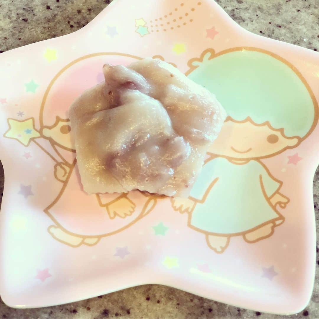 涼紫央さんのインスタグラム写真 - (涼紫央Instagram)「最近料理が楽しくなってきて…^ ^  でも！ ついつい 何回も作ったから…と レシピを見ずに作ると いちご蒸しパンが 、、、 硬めの羊羹になる（ ; ; ）  あ〜 ベーキングパウダーいれわすれたんだ… 失敗」5月14日 13時24分 - toitoitoi