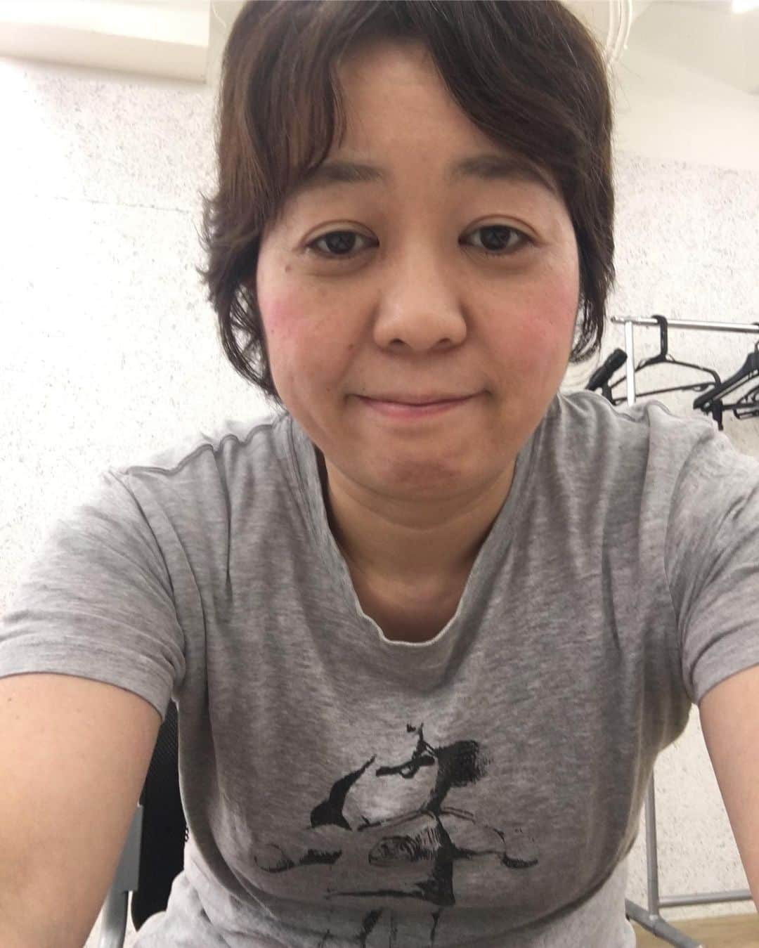 八幡カオルのインスタグラム：「#カオズコーデ💕  グレーのTシャツ^_^ 首よれよれだけど捨てれない。 好きなTシャツ🐭」