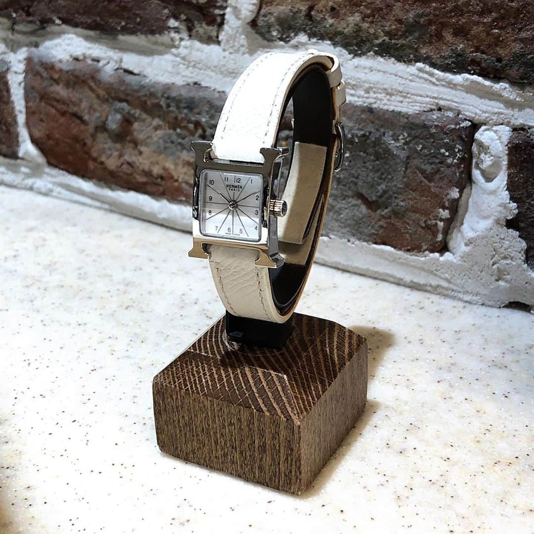 HIROBさんのインスタグラム写真 - (HIROBInstagram)「【北千住ルミネ】  vintage HERMES mini H watch入荷してます  シェル文字盤と小ぶりなサイズ感がおすすめの一本 ¥205.000+TAX  #antique  #vintage #watch #antiquewatch #vintagewatch #hermes #hermesclipper  #hermeshwatch #hermeswatch  #vintagehermes #腕時計 #自分へのご褒美 #hirob #hirobphoto #hirobwatch #baycrews」5月14日 13時24分 - hirob.jp
