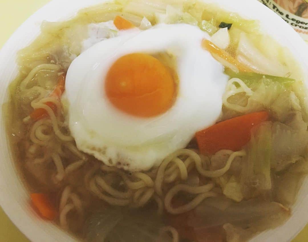 のインスタグラム：「お肉買い忘れましたが簡単で美味しかったです(´ω`)✨✨ #きのう何食べた  #きのう何食べた再現レシピ  #サッポロ一番みそラーメン」