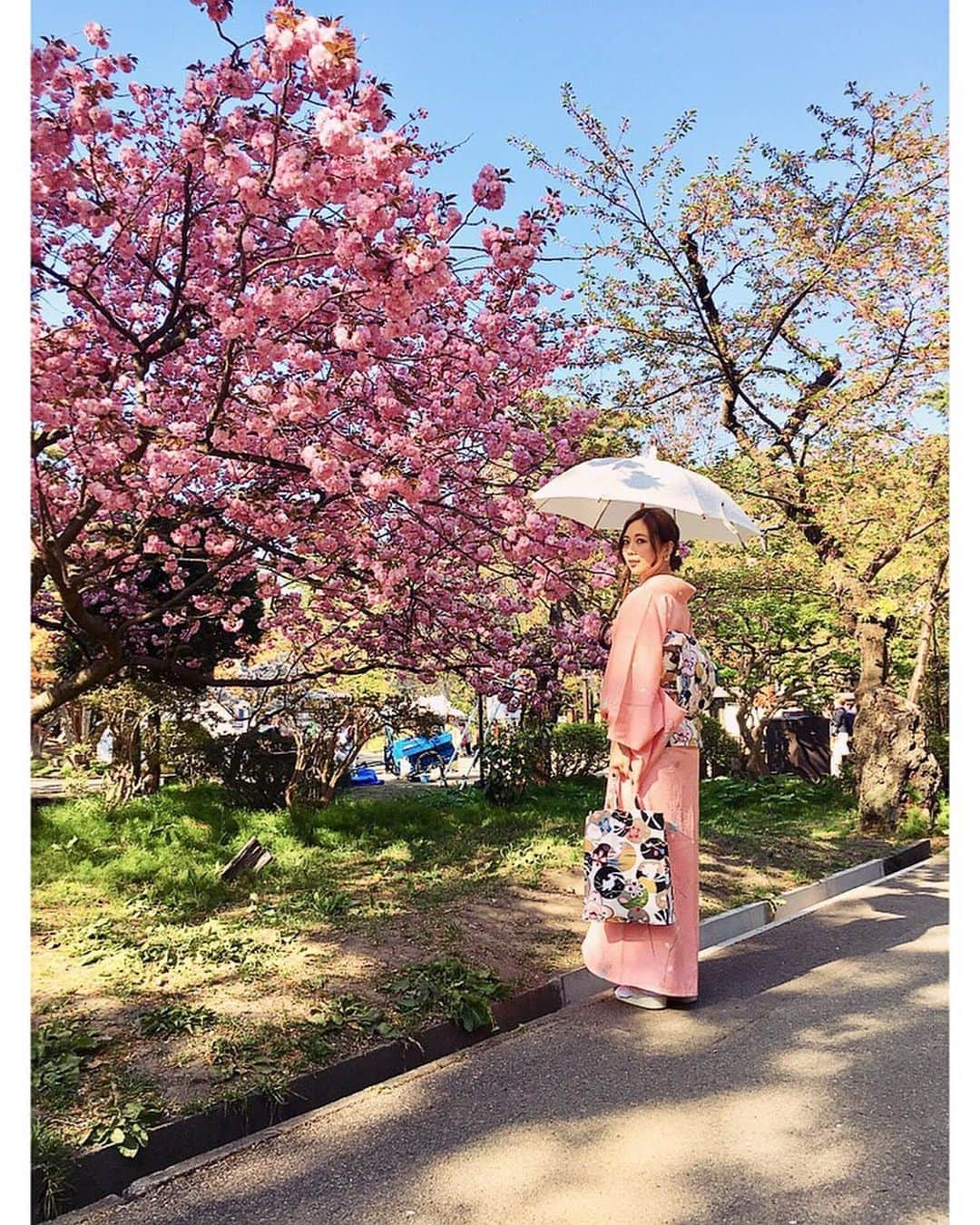西村季里子さんのインスタグラム写真 - (西村季里子Instagram)「・ GWの思い出11🌷 ・ 青森のお花見は ゴールデンウィークが見頃なんだけど、 5／5に行ったらさすがに散ってた😂🌸 でも八重桜がとても綺麗だった〜🐰✨ 人もそんなに多くなくて見やすかった🙌🏻 桜を意識してピンクの着物と、 お揃いの帯とカバンにも桜があるの🌸 ずっと桜咲いててほしいな〜💖 #GW#goldenweek #ゴールデンウィーク #青森県#青森#あおもり#弘前#弘前城 #お花見#桜#🌸#春#八重桜#散ってた #着物#お着物#kimono #着物でおでかけ  #帯#カバン#お揃い#かわいい#kawaii #followme #follow」5月14日 13時42分 - kiriko_nishimura