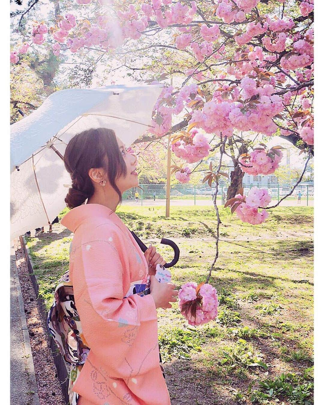 西村季里子さんのインスタグラム写真 - (西村季里子Instagram)「・ GWの思い出11🌷 ・ 青森のお花見は ゴールデンウィークが見頃なんだけど、 5／5に行ったらさすがに散ってた😂🌸 でも八重桜がとても綺麗だった〜🐰✨ 人もそんなに多くなくて見やすかった🙌🏻 桜を意識してピンクの着物と、 お揃いの帯とカバンにも桜があるの🌸 ずっと桜咲いててほしいな〜💖 #GW#goldenweek #ゴールデンウィーク #青森県#青森#あおもり#弘前#弘前城 #お花見#桜#🌸#春#八重桜#散ってた #着物#お着物#kimono #着物でおでかけ  #帯#カバン#お揃い#かわいい#kawaii #followme #follow」5月14日 13時42分 - kiriko_nishimura