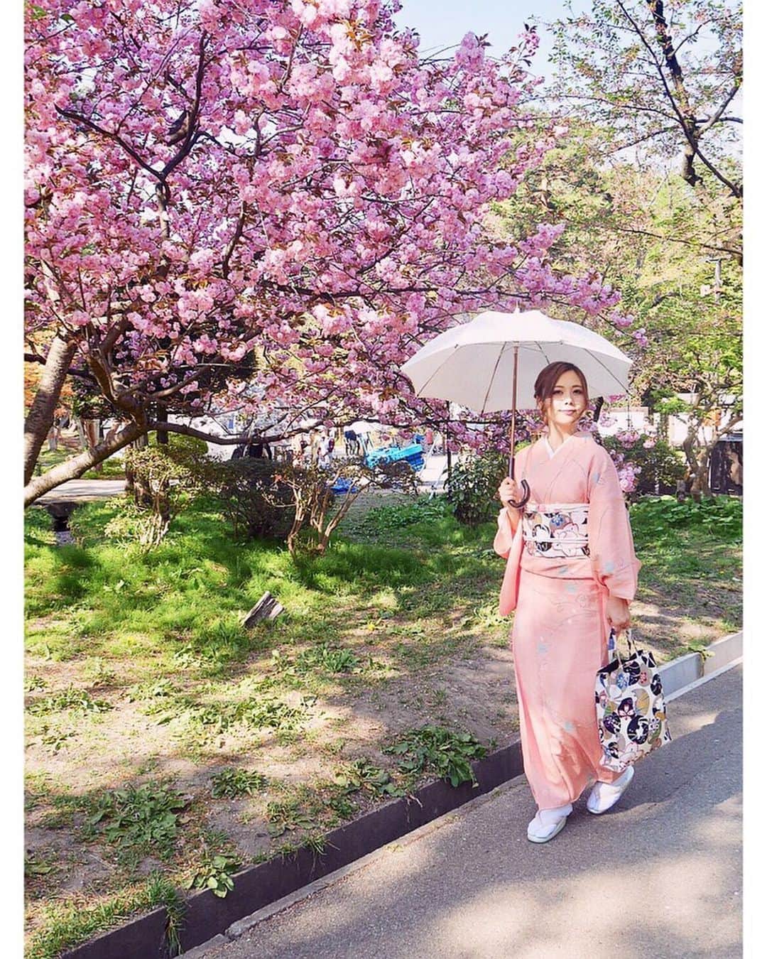 西村季里子のインスタグラム：「・ GWの思い出11🌷 ・ 青森のお花見は ゴールデンウィークが見頃なんだけど、 5／5に行ったらさすがに散ってた😂🌸 でも八重桜がとても綺麗だった〜🐰✨ 人もそんなに多くなくて見やすかった🙌🏻 桜を意識してピンクの着物と、 お揃いの帯とカバンにも桜があるの🌸 ずっと桜咲いててほしいな〜💖 #GW#goldenweek #ゴールデンウィーク #青森県#青森#あおもり#弘前#弘前城 #お花見#桜#🌸#春#八重桜#散ってた #着物#お着物#kimono #着物でおでかけ  #帯#カバン#お揃い#かわいい#kawaii #followme #follow」